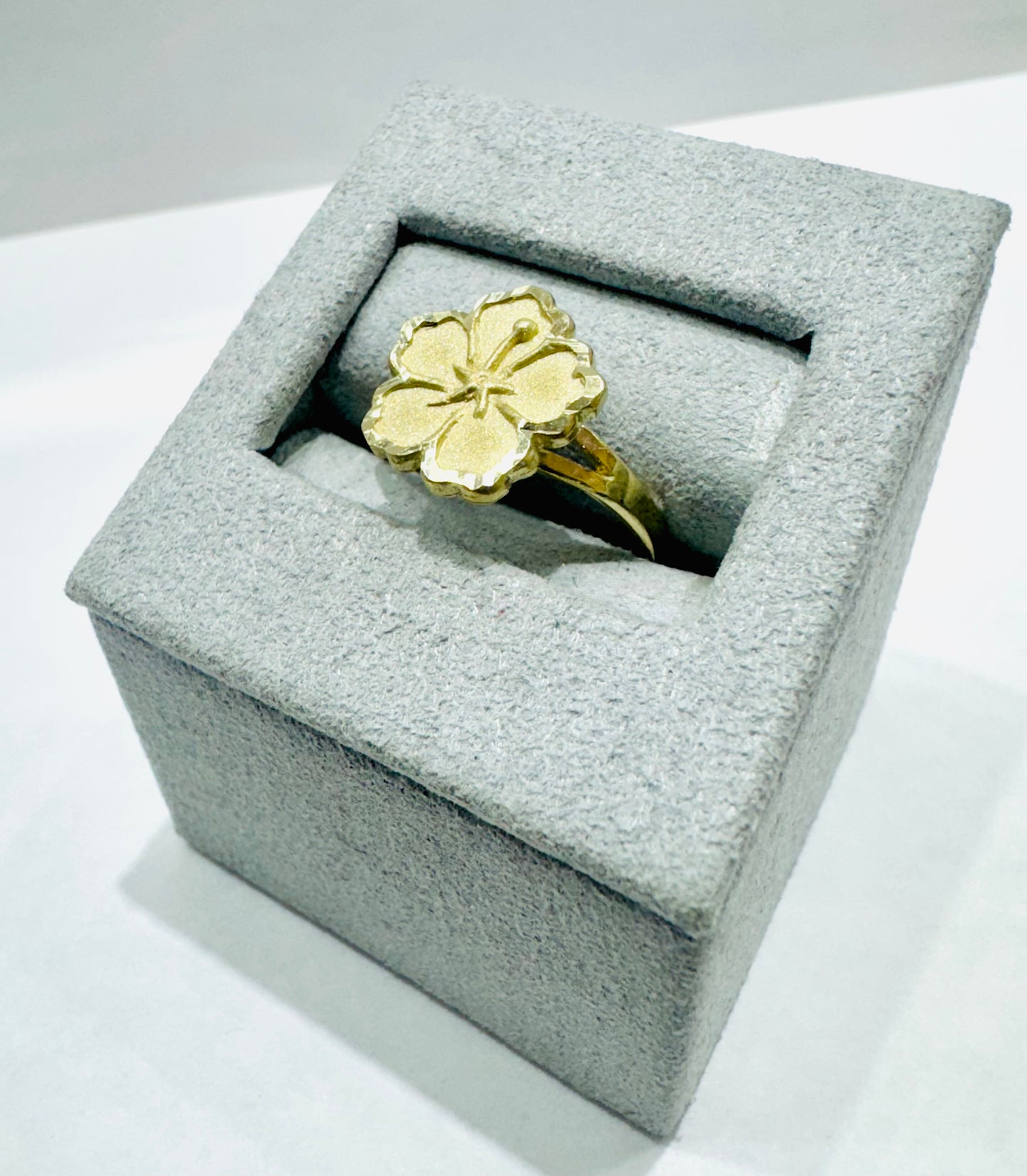 10K GOLD HIBISCUS FLOWER RING, WEIGHT: 2.6gm, SIZE: 6.5