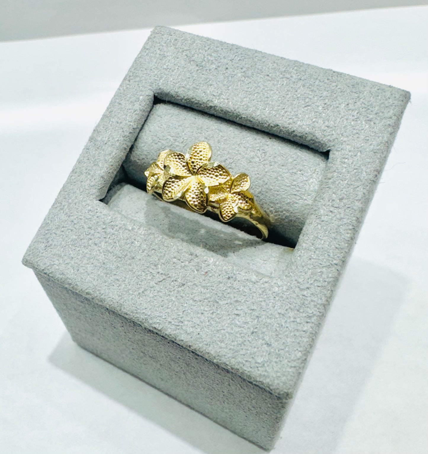 10K GOLD THREE PLUMERIA FLOWER RING, WEIGHT: 2.3gm, SIZE: 7.5