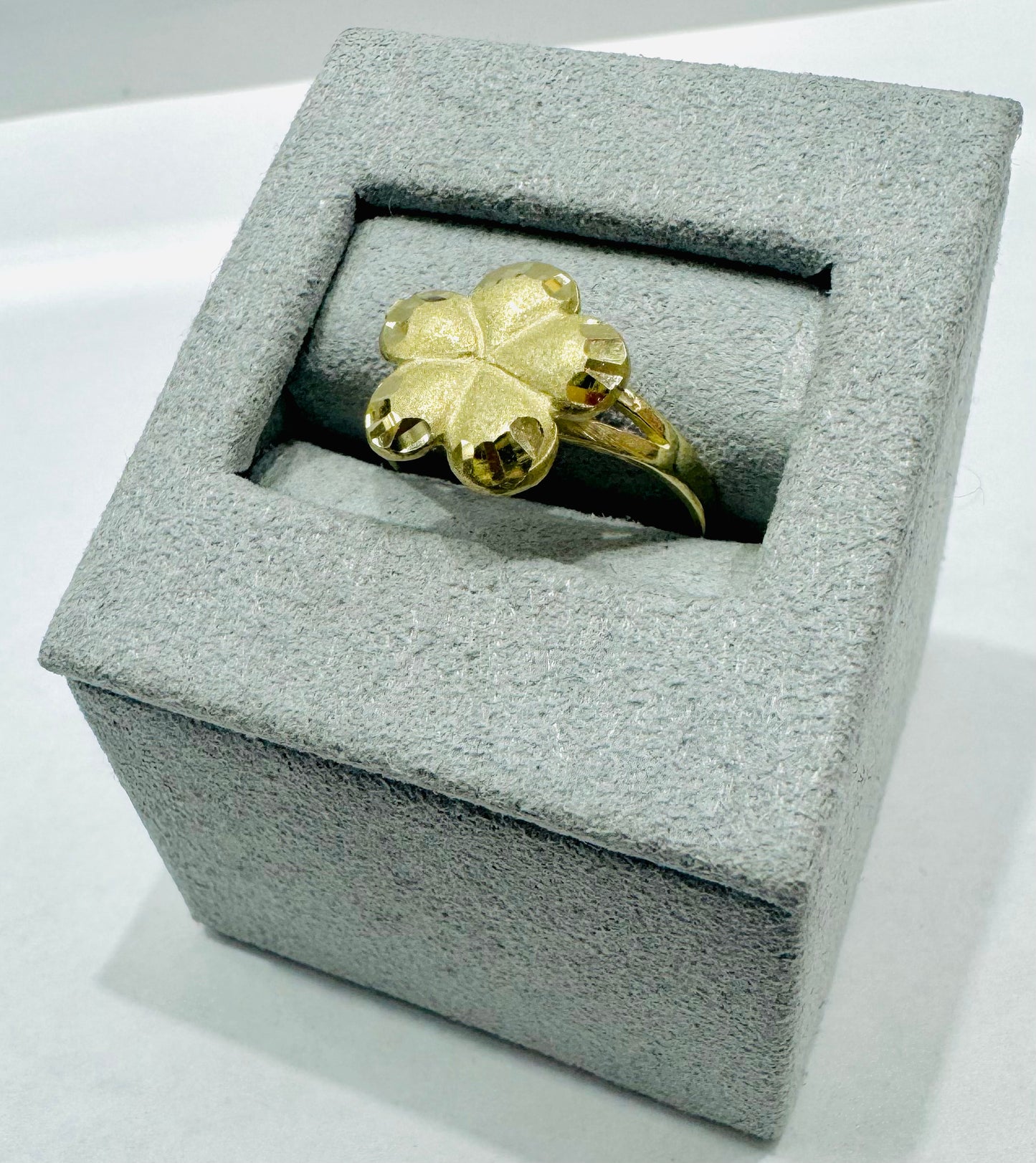 10K GOLD FLOWER RING, WEIGHT: 2.1gm, SIZE: 7