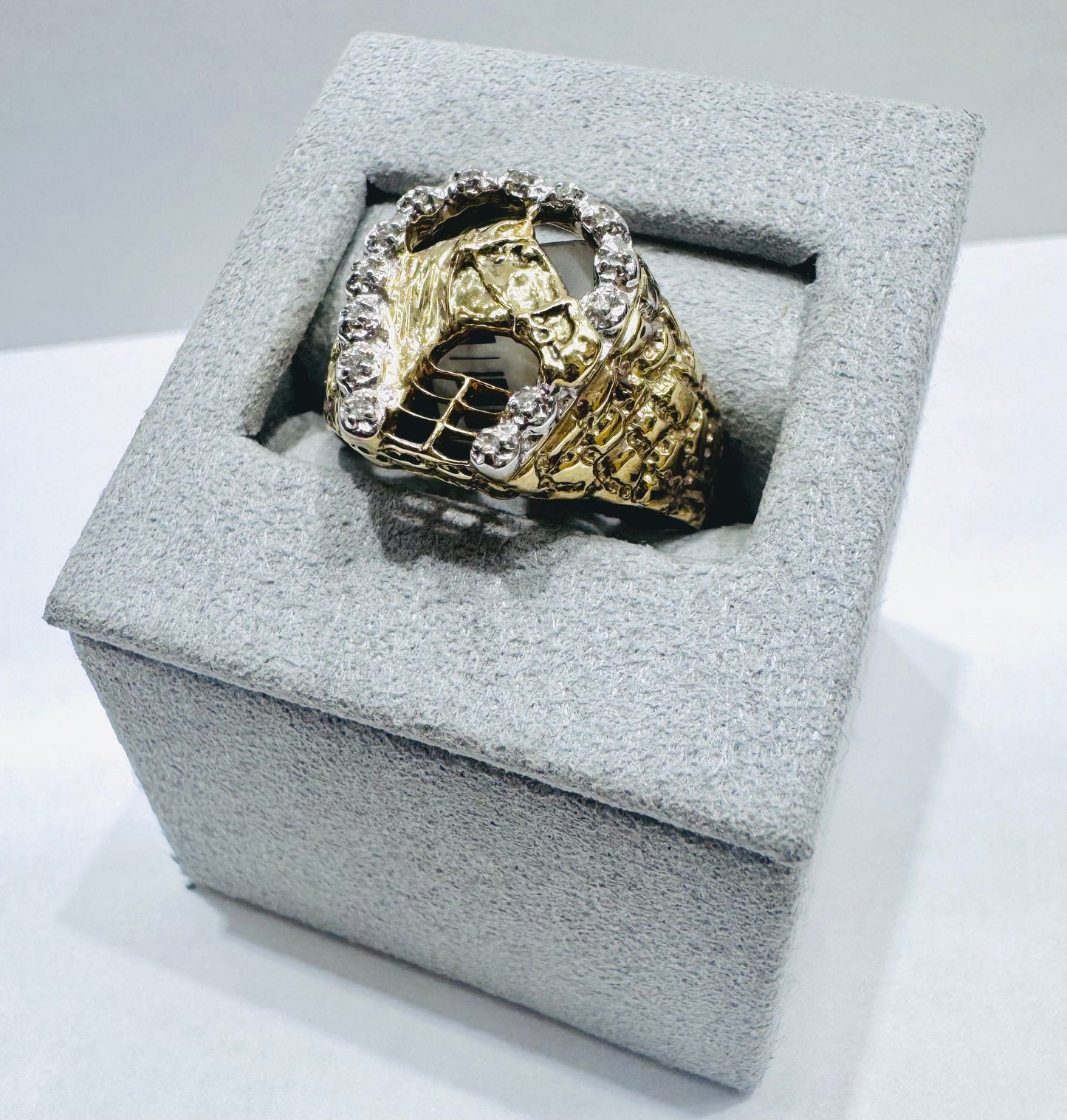 10K GOLD MEN’S NATURAL DIAMOND HORSE SHOE RING 0.07CT, SIZE: 10
