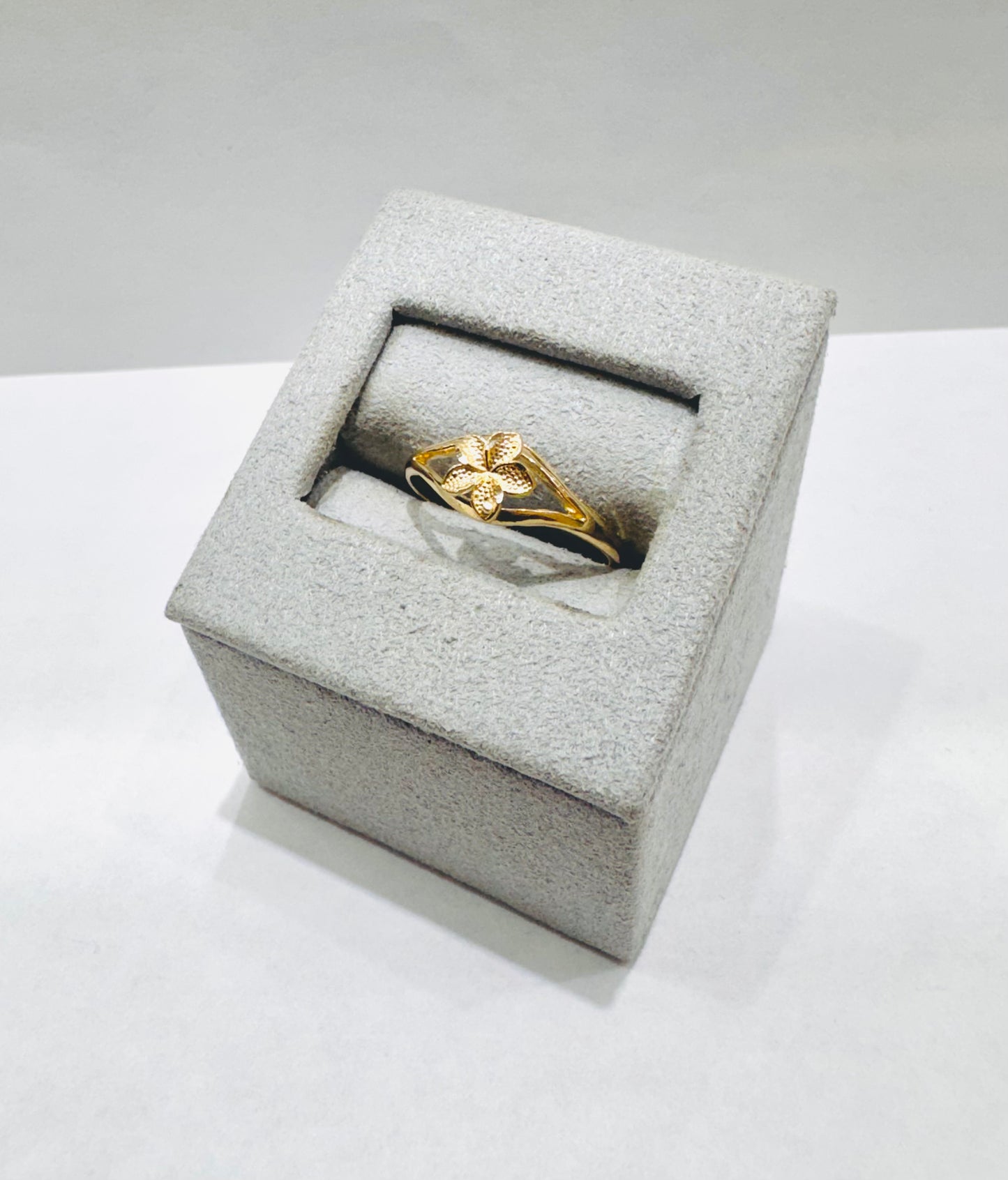 10K GOLD SMALL HIBISCUS RING, WEIGHT: 1.3gm, SIZE: 6.5
