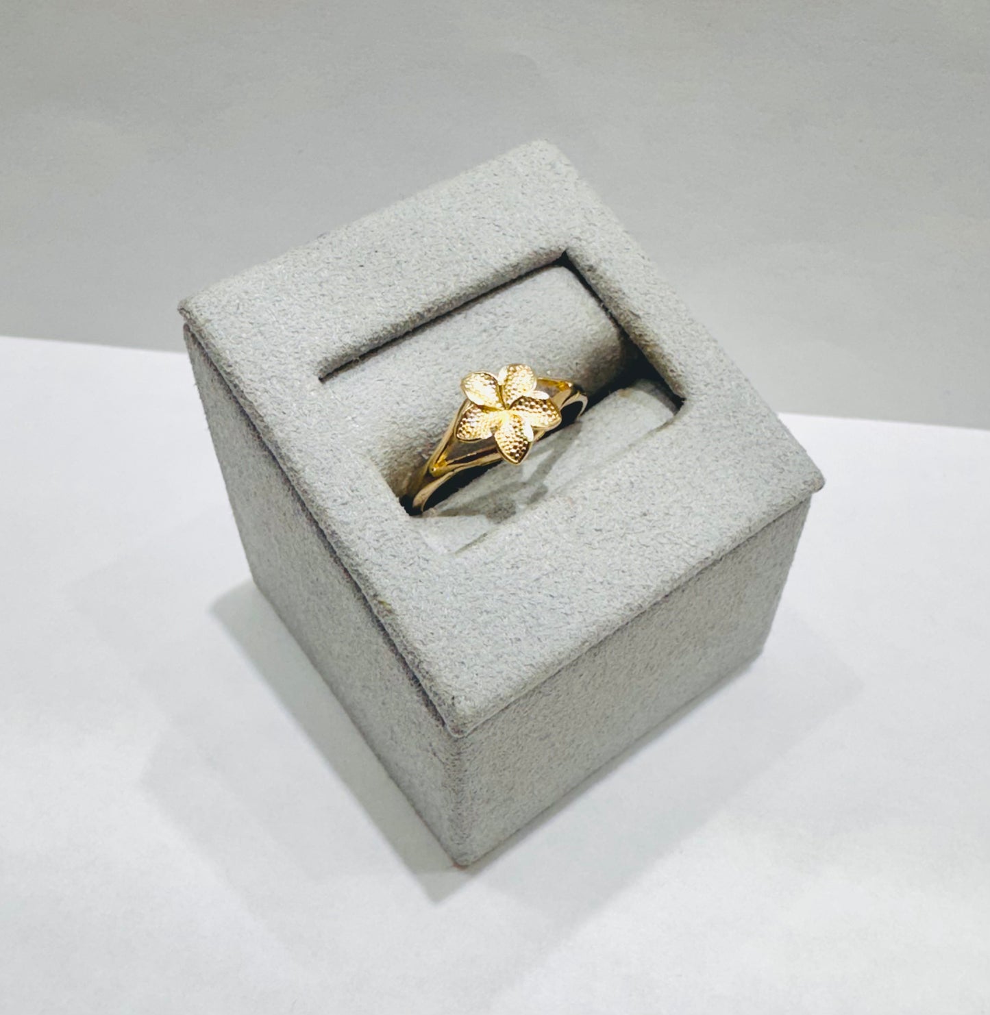 10K GOLD HIBISCUS FLOWER RING, WEIGHT: 1.4gm, SIZE: 6.5