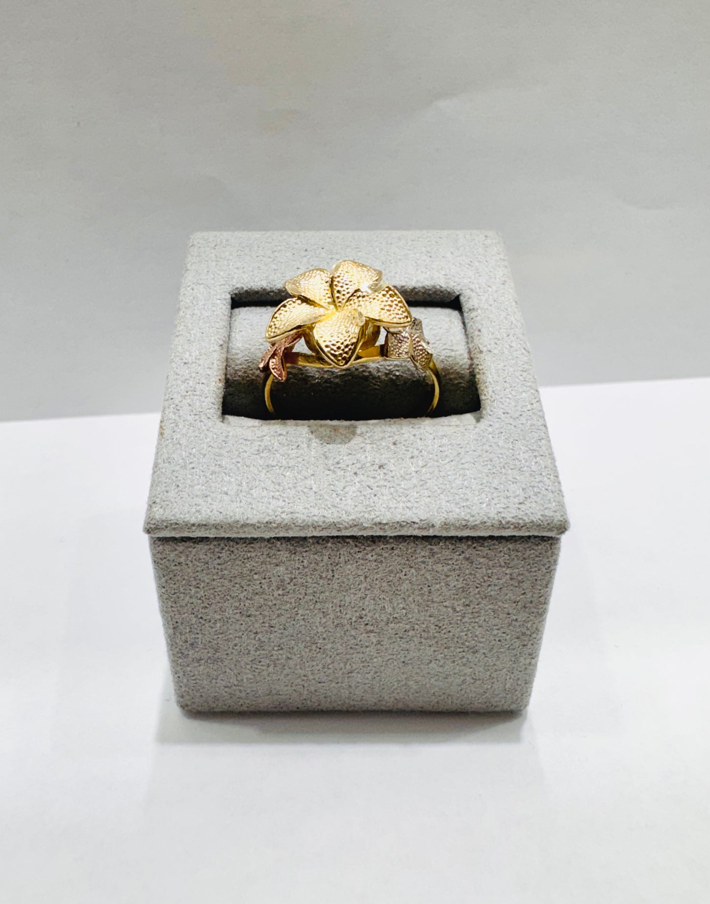 10K GOLD THREE TONE HIBISCUS RING, WEIGHT: 3.2gm, SIZE: 7