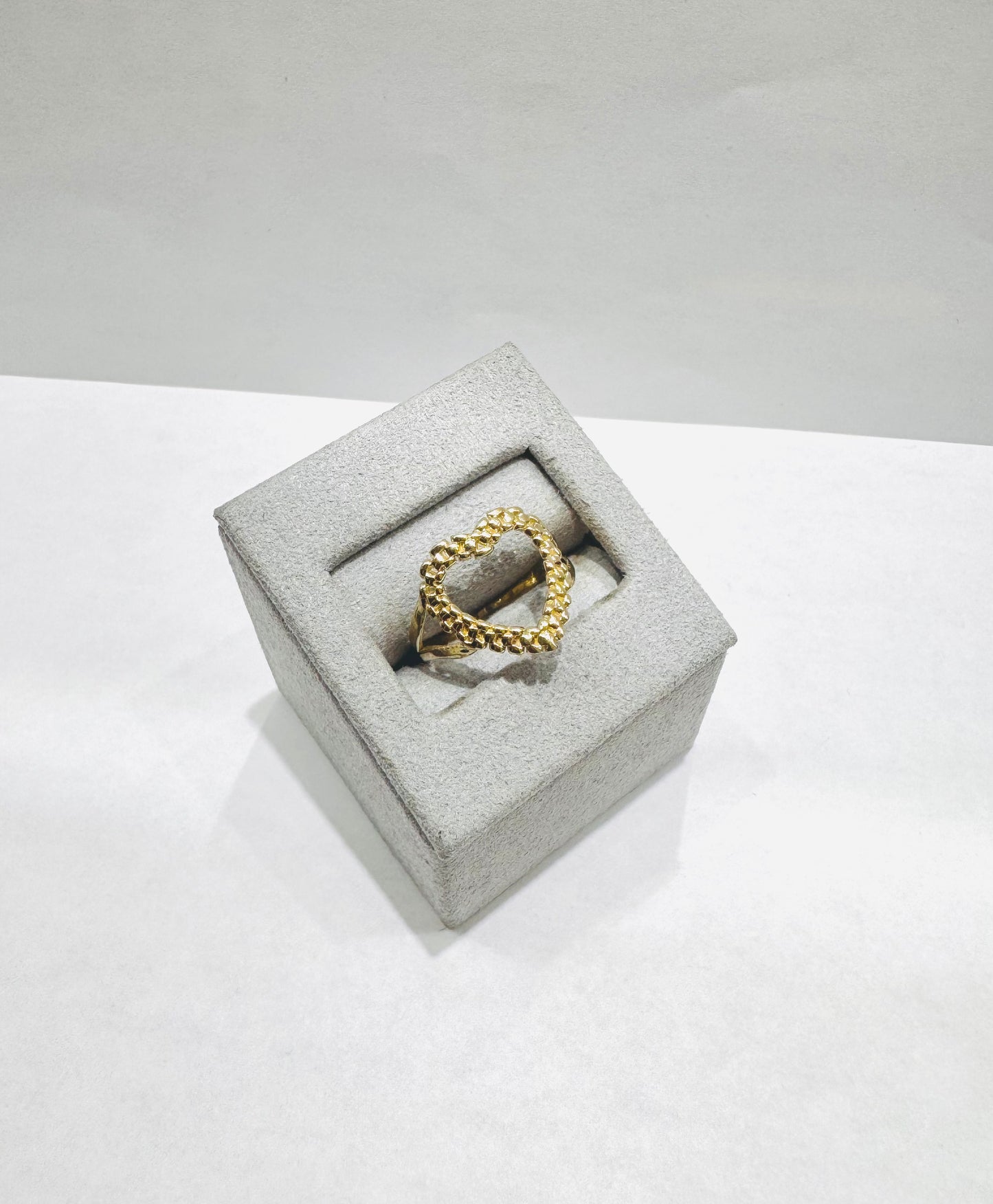 10K GOLD HEART RING, WEIGHT: 1.4gm, SIZE: 8