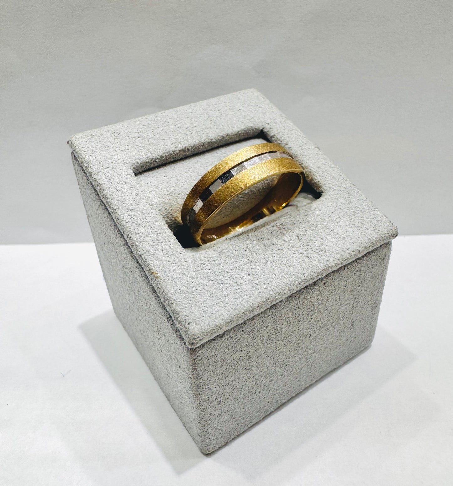 10K GOLD WEDDING BAND, WEIGHT: 2.9gm, SIZE: 10, WIDTH: 5.5mm
