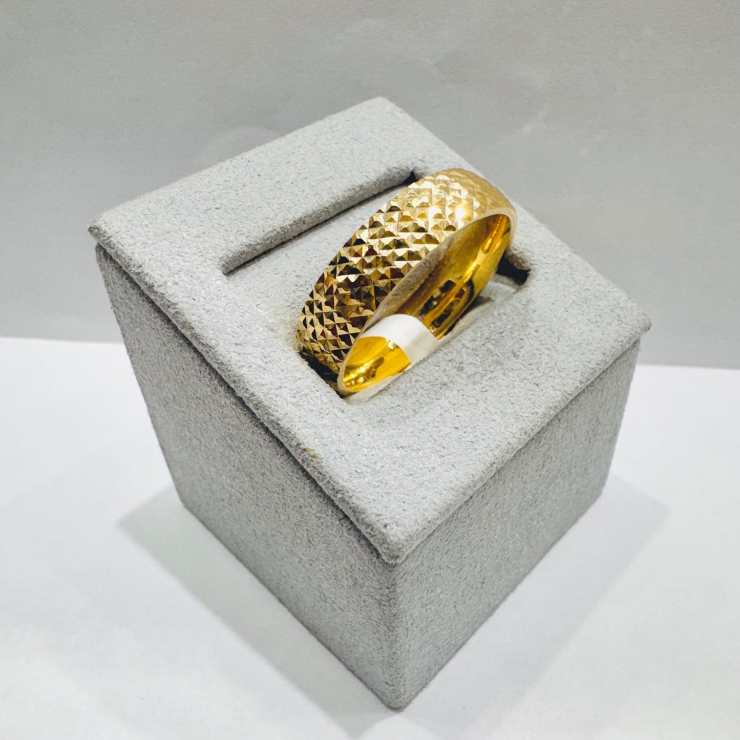 10K GOLD WEDDING BAND, WEIGHT: 2.9gm, SIZE: 8, WIDTH: 6mm