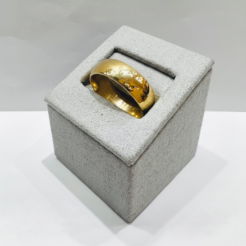 10K GOLD WEDDING BAND, WEIGHT: 5.8gm, SIZE: 11, WIDTH: 6.7mm