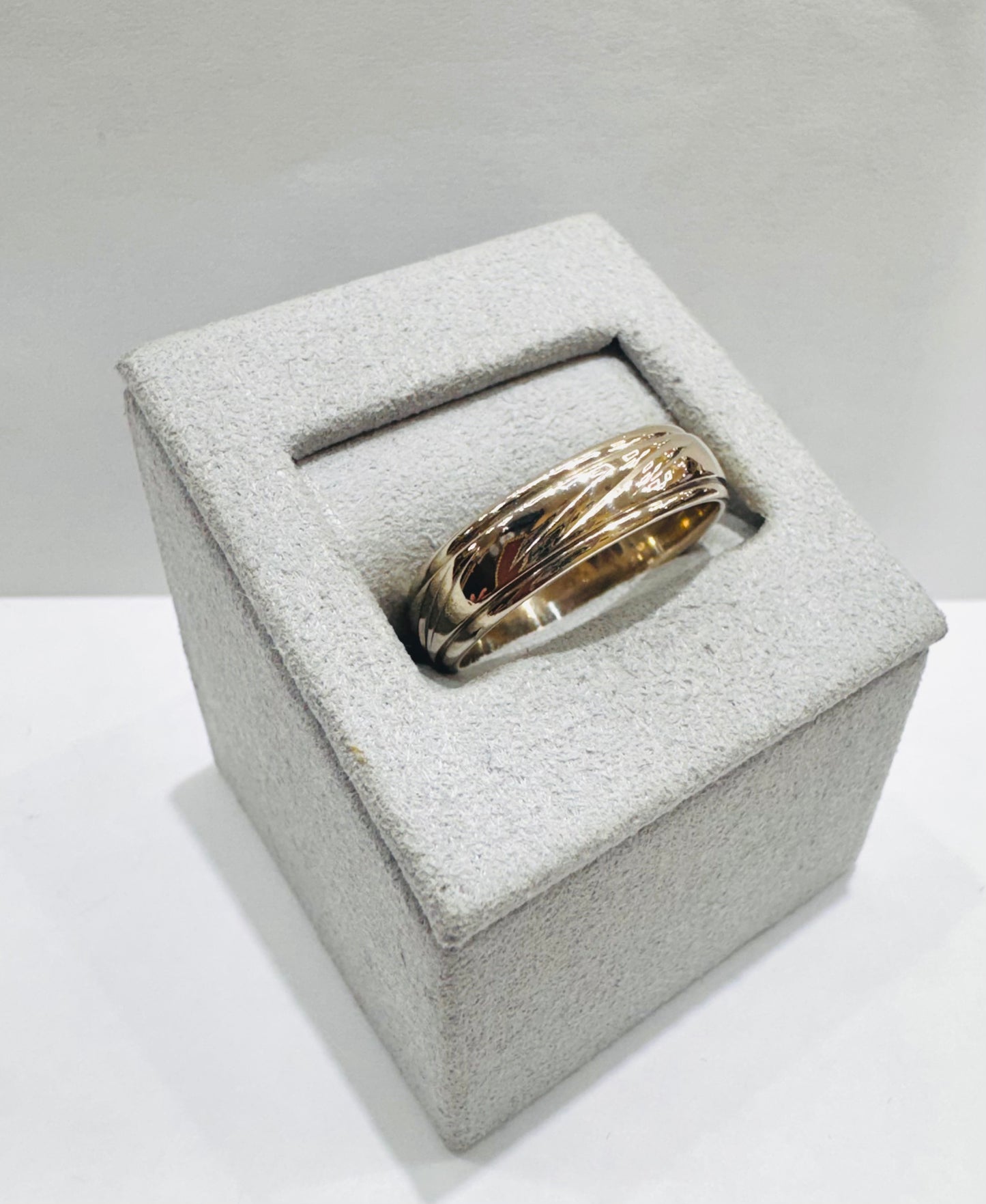 14K WHITE GOLD WEDDING BAND, WEIGHT: 6.3gm, SIZE: 10, WIDTH: 5.7mm