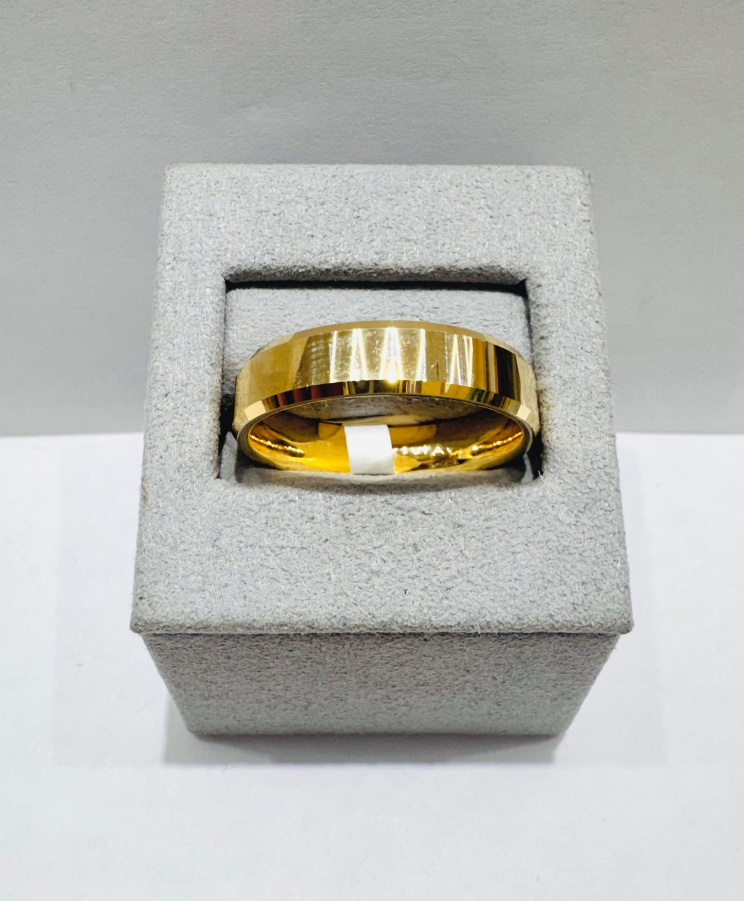 10K GOLD WEDDING BAND, WEIGHT: 3.5gm, SIZE: 9, WIDTH: 5.6mm