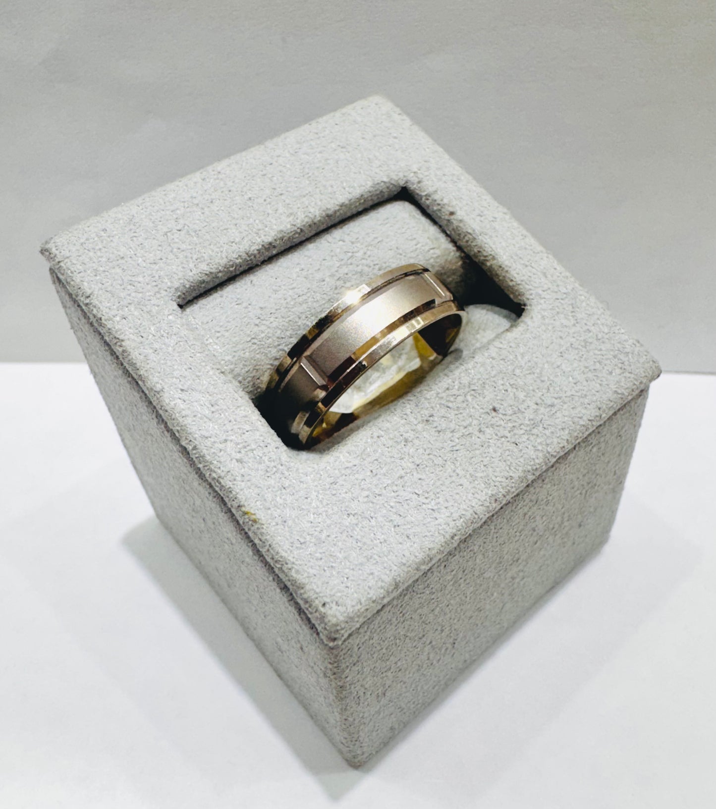 14K WHITE GOLD WEDDING BAND, WEIGHT: 4.4gm, SIZE: 7, WIDTH: 6mm