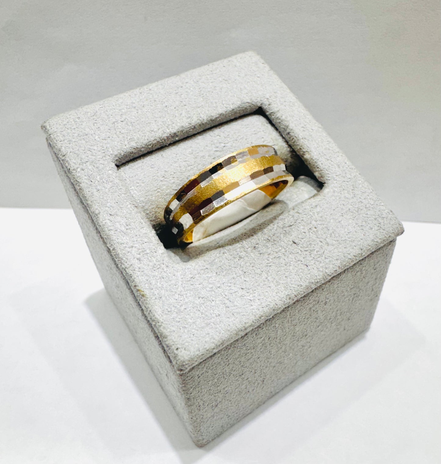 10K GOLD WEDDING BAND, WEIGHT: 3.2gm, SIZE: 7, WIDTH: 5.6mm