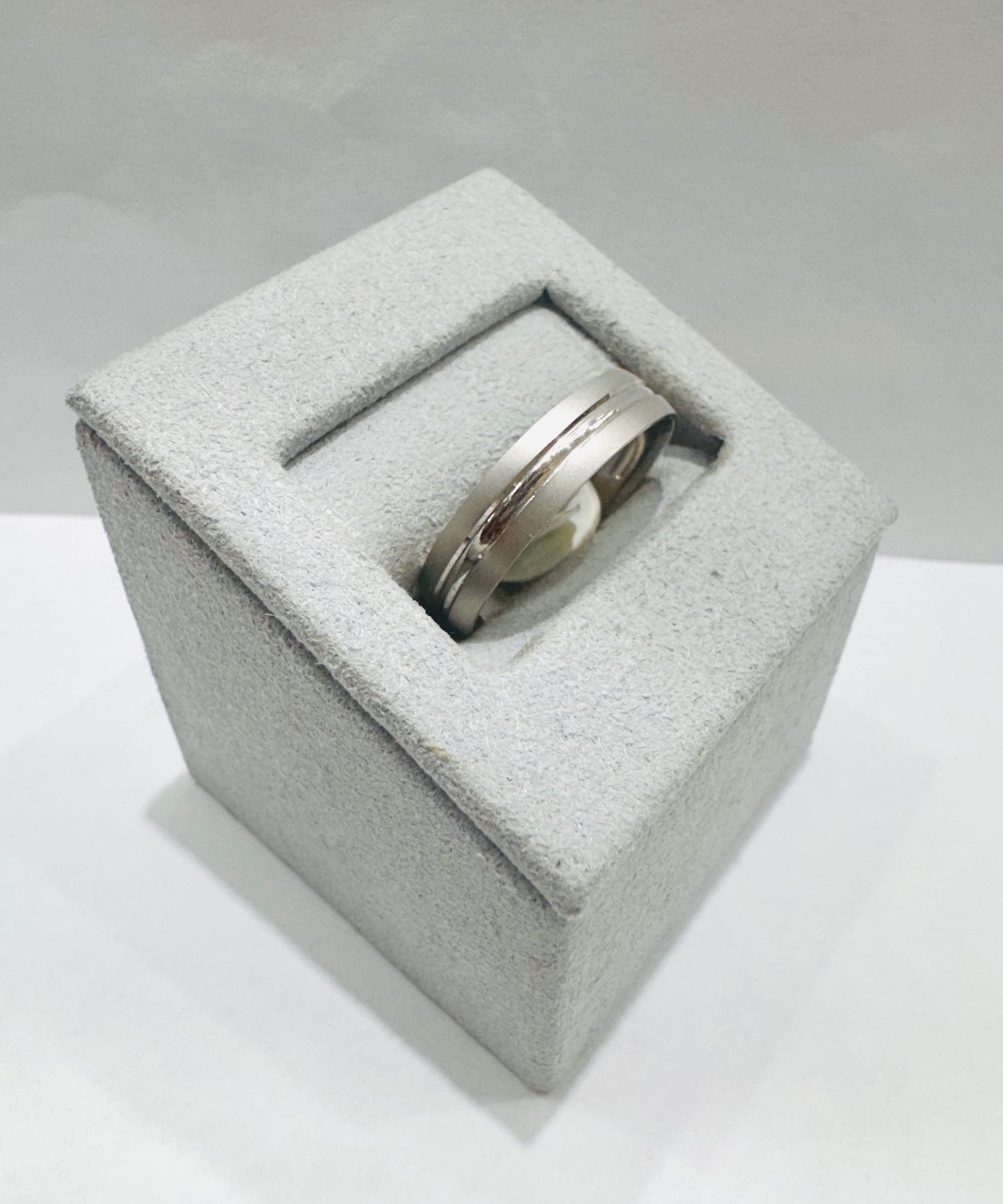 14K WHITE GOLD WEDDING BAND, WEIGHT: 3.4gm, SIZE: 10, WIDTH: 4.6mm