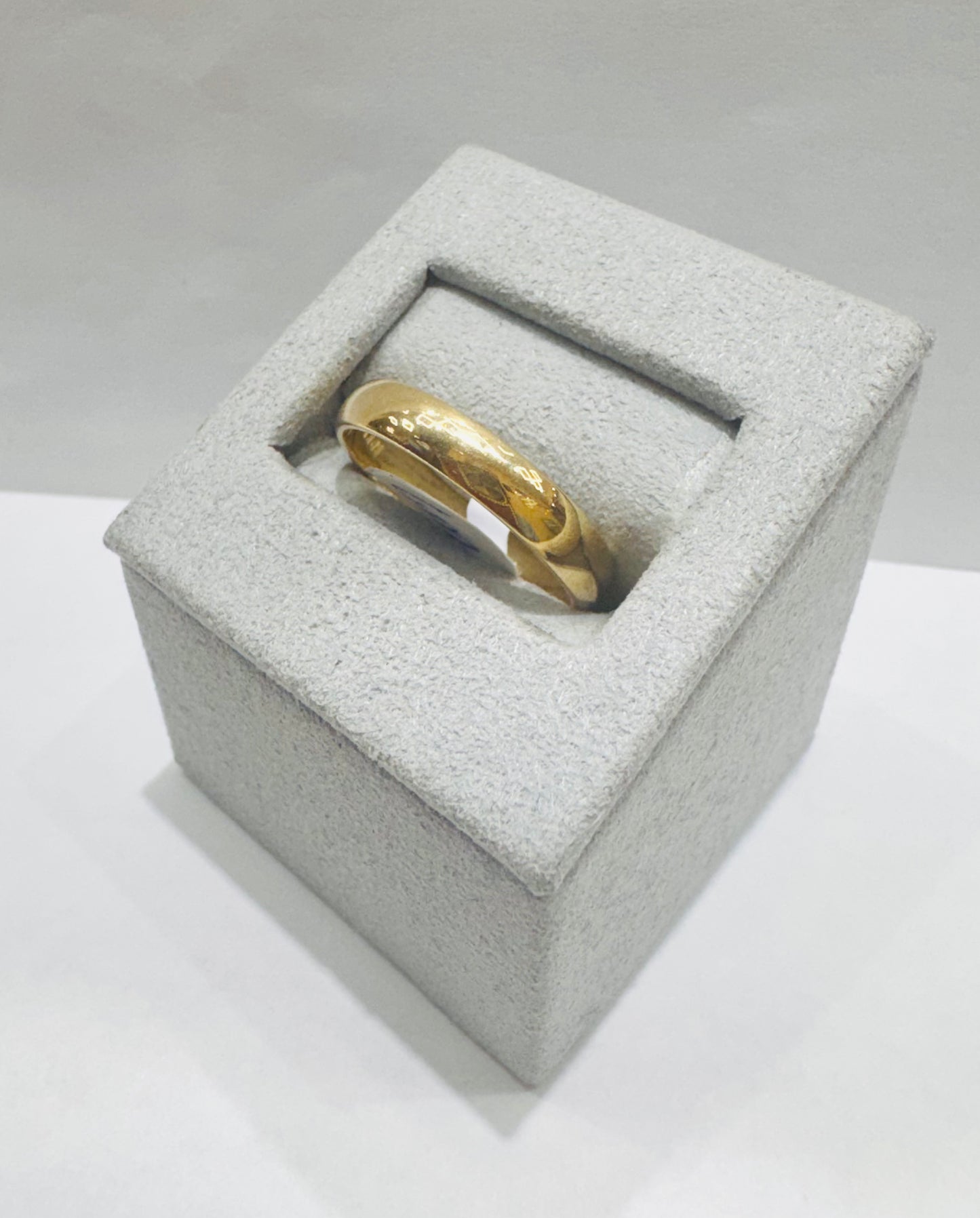 10K GOLD WEDDING BAND, WEIGHT: 3.4gm, SIZE: 10, WIDTH: 4mm