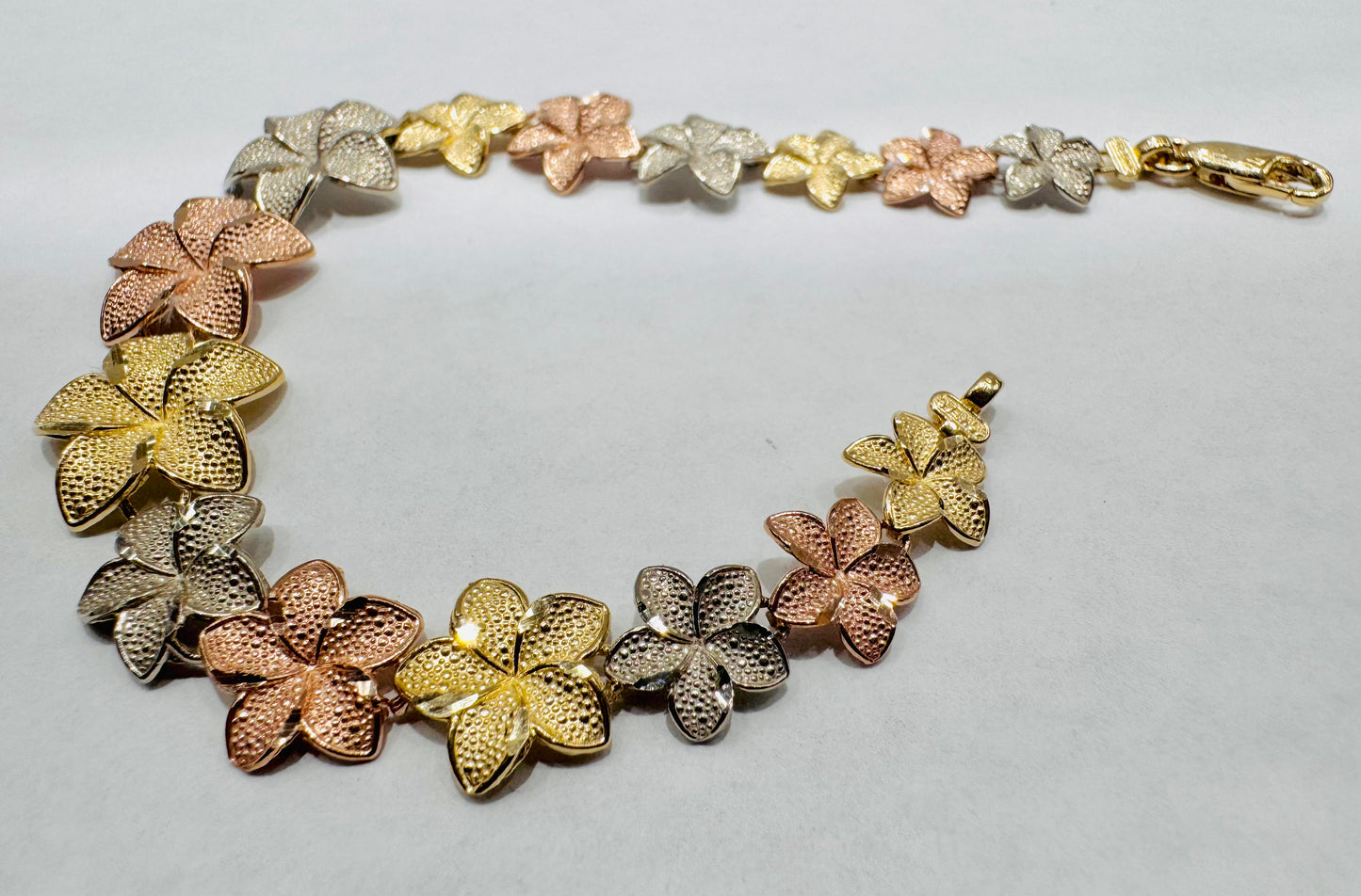 10K TRI-COLOR GOLD BIG HIBISCUS FLOWER BRACELET, WEIGHT: 8.1gm
