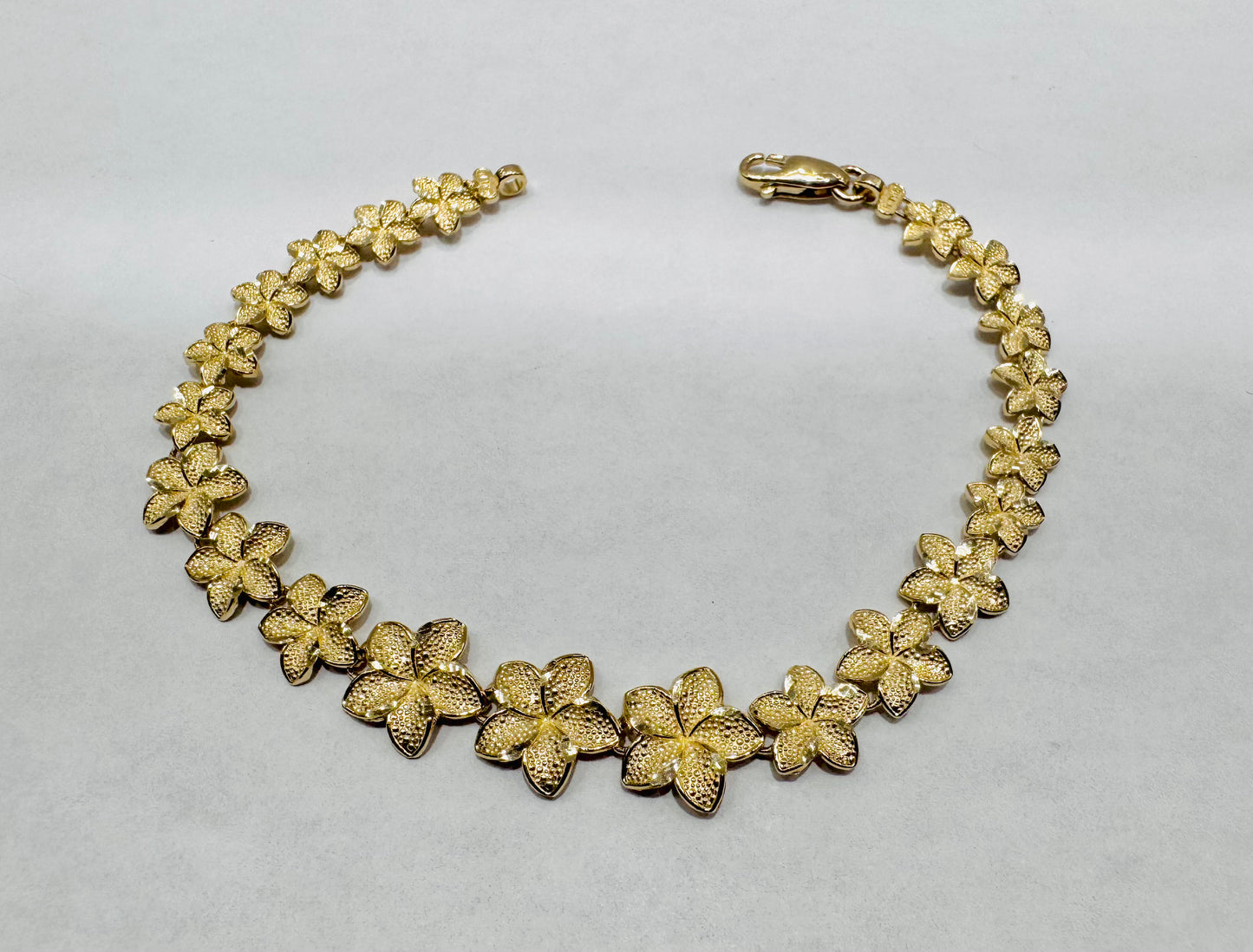 10K GOLD HIBISCUS FLOWER BRACELET, WEIGHT: 6.5gm