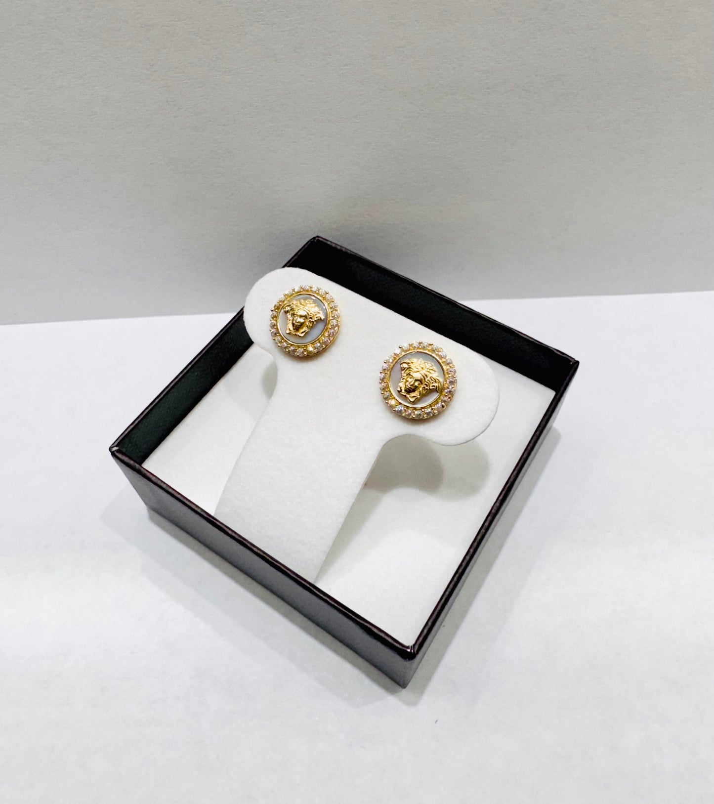 10K GOLD WHITE ENAMEL MEDUSA STUD EARRINGS, WEIGHT: 2.6gm