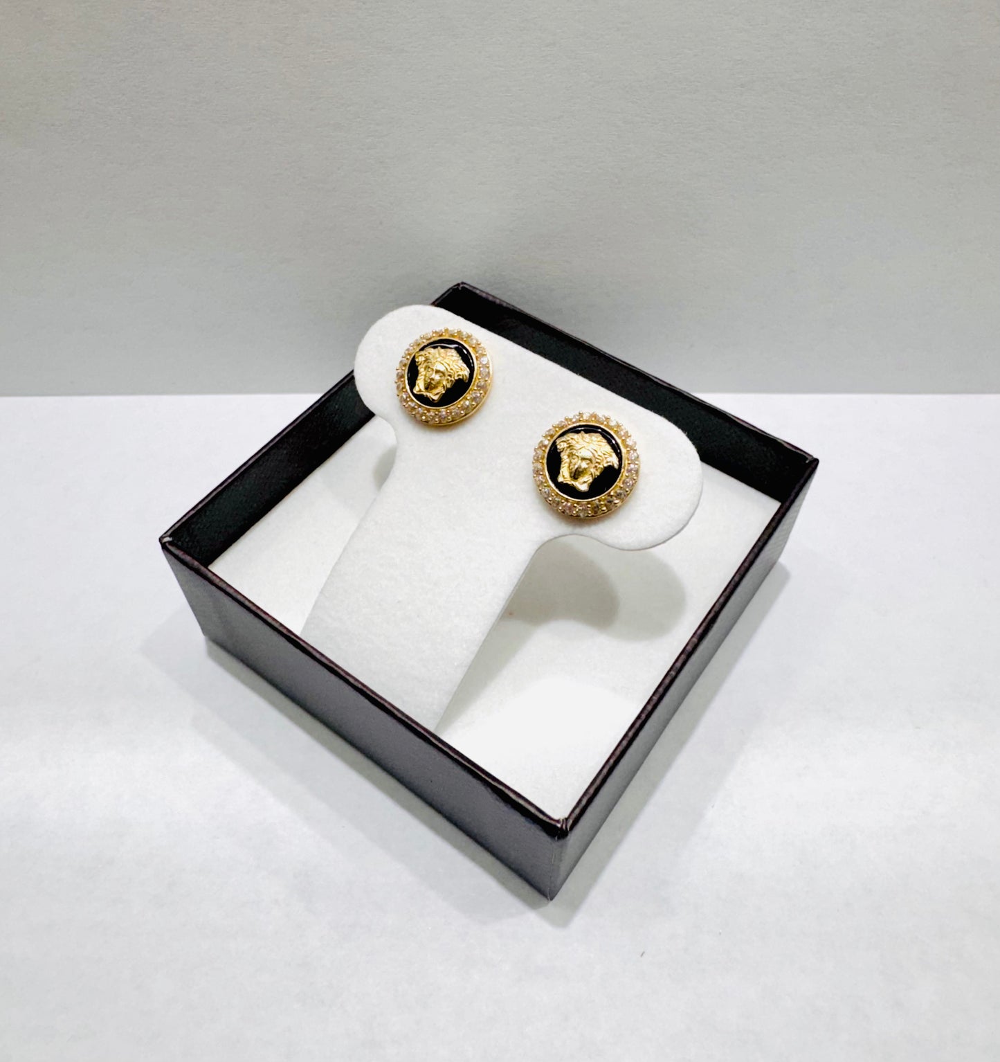 10K GOLD BLACK ENAMEL MEDUSA STUD EARRINGS, WEIGHT: 2.6gm