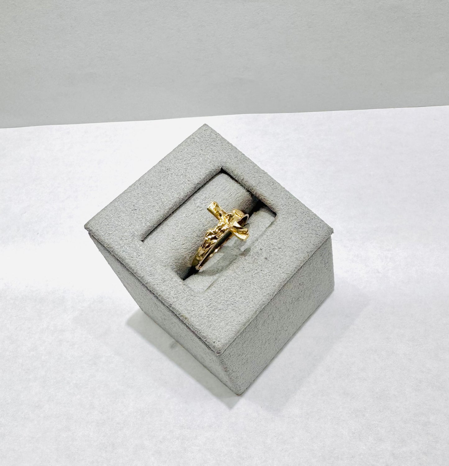 10K GOLD CROSS JESUS RING, SIZE: 6.5, WEIGHT: 1.6gm