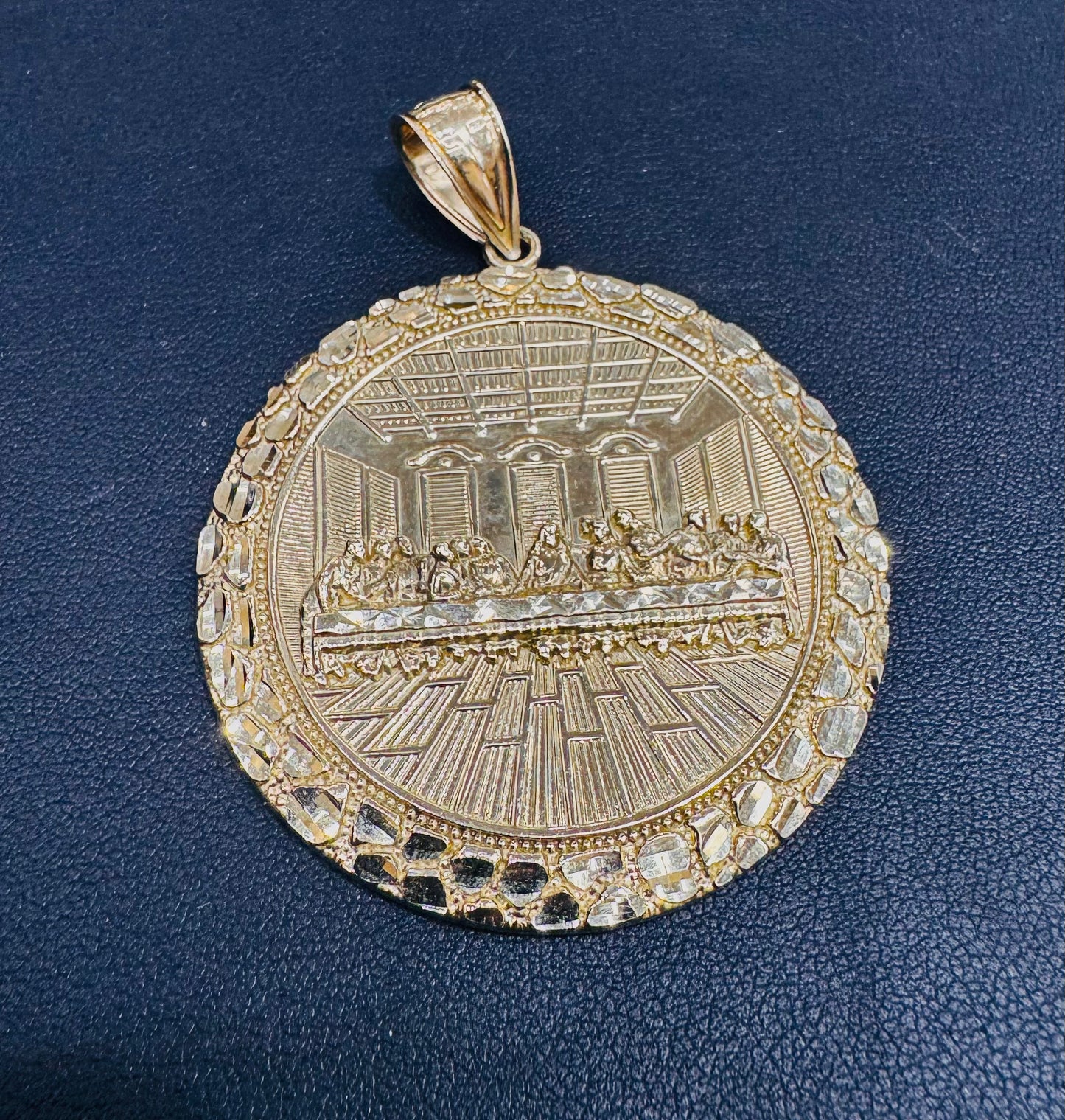 10K GOLD ROUND LAST-SUPPER PENDANT, WEIGHT: 17.1gm