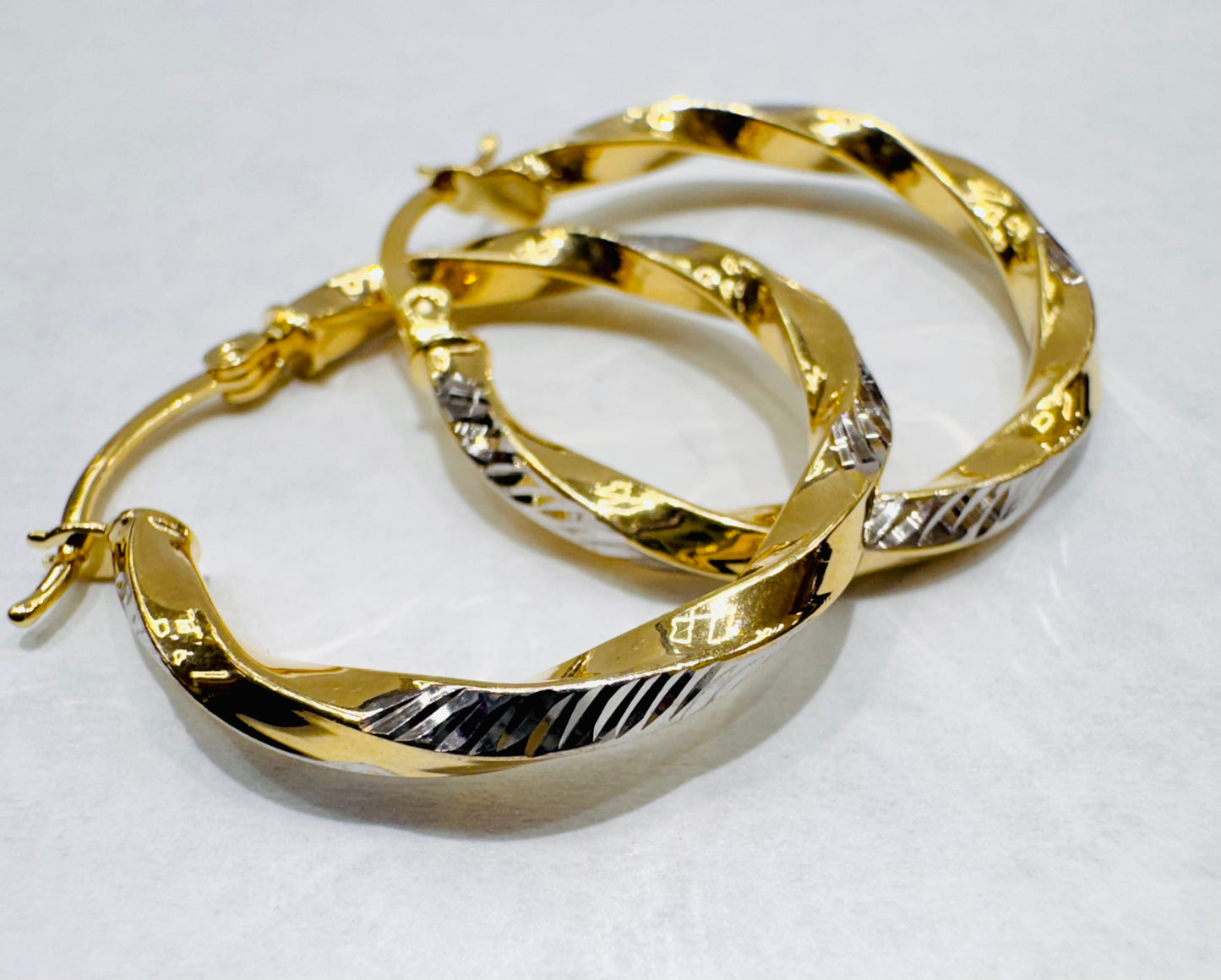10K GOLD TWO-TONE ROUND HOOP EARRINGS, WEIGHT: 2.4gm