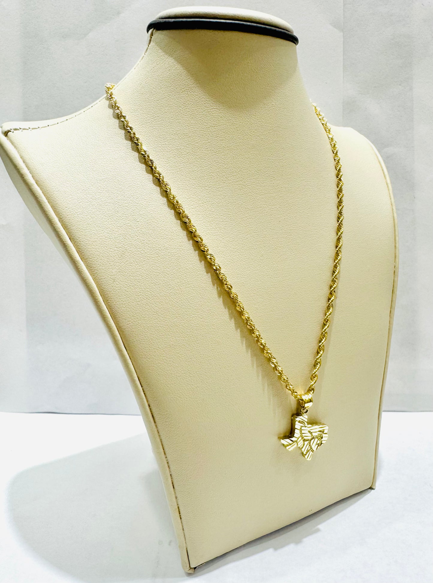 10K GOLD HOLLOW ROPE CHAIN 20”, WEIGHT: 3.4gm, WIDTH: 2.2mm WITH TEXAS PENDANT, WEIGHT: 2.3gm