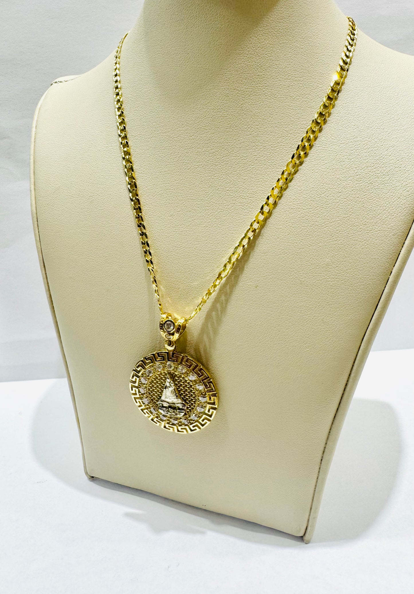 10K GOLD CUBAN LINK NECKLACE 22” WITH VIRGEN DE LA CARIDAD DEL COBRE PENDANT, WEIGHT: 13gm
