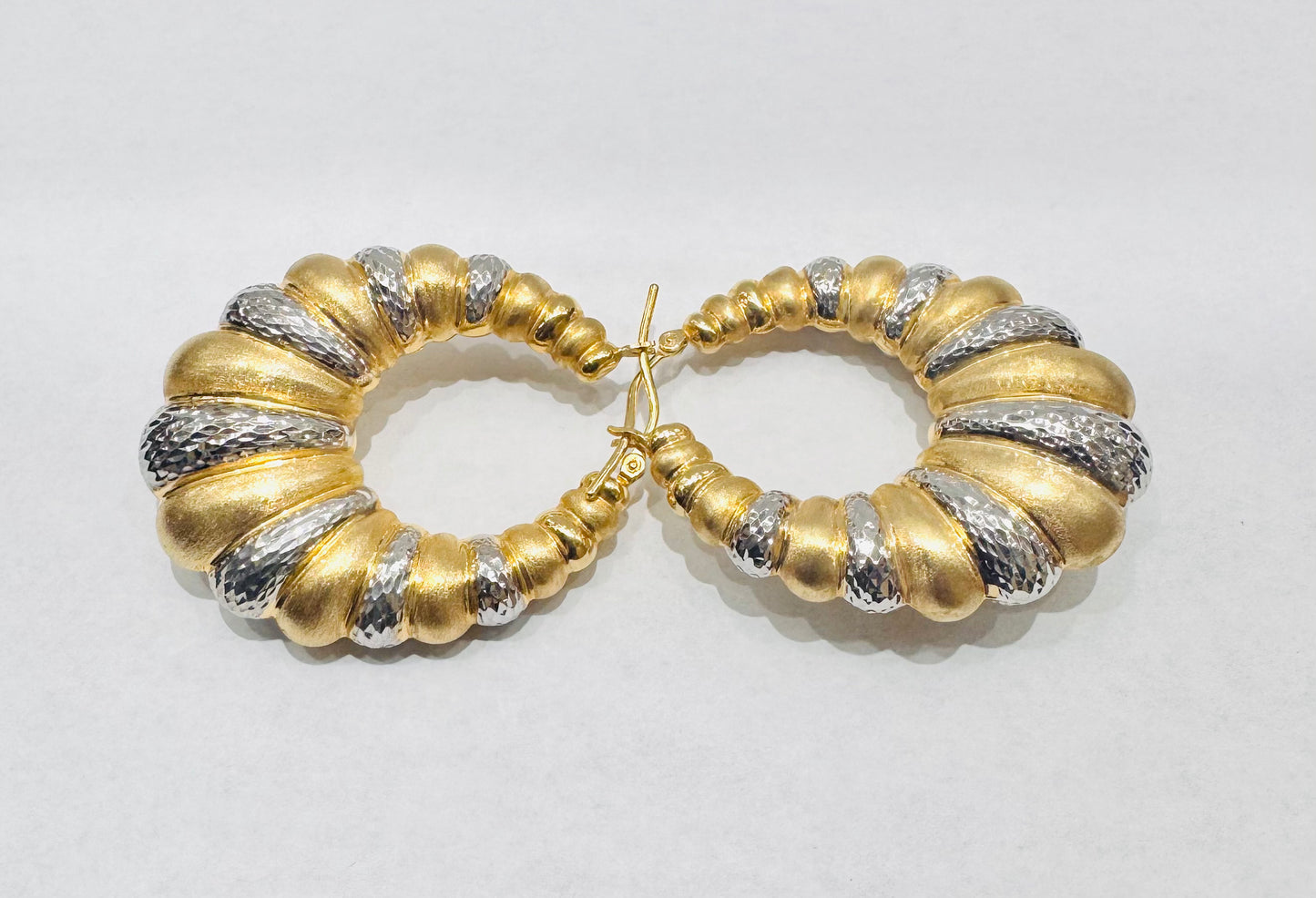 10K GOLD TWO TONE SHRIMP EARRINGS, WEIGHT: 8.2gm