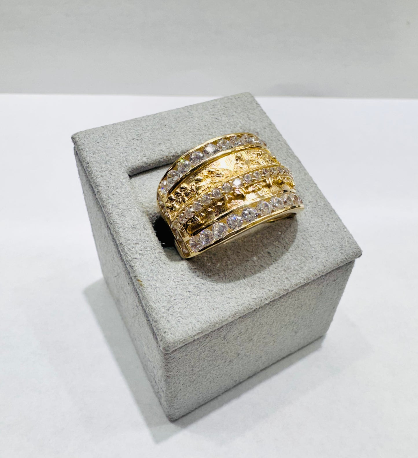 10K GOLD LAST SUPPER RING WITH CZ STONES, WEIGHT: 6.2gm, SIZE: 10