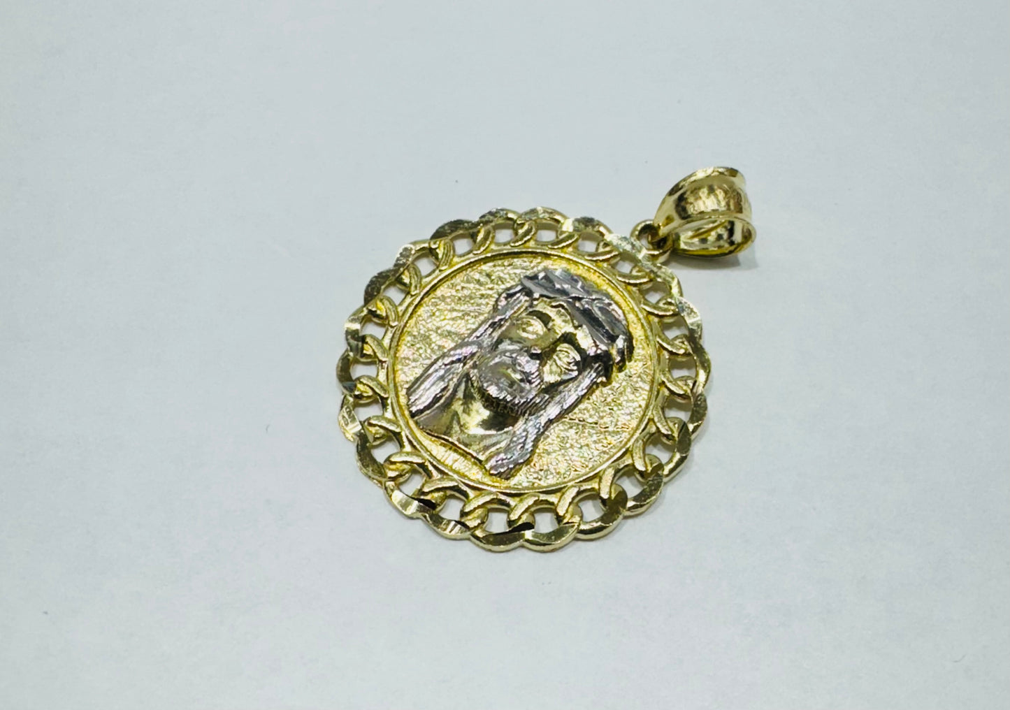 10K GOLD TWO TONED JESUS FACE PENDANT, WEIGHT: 2.2gm