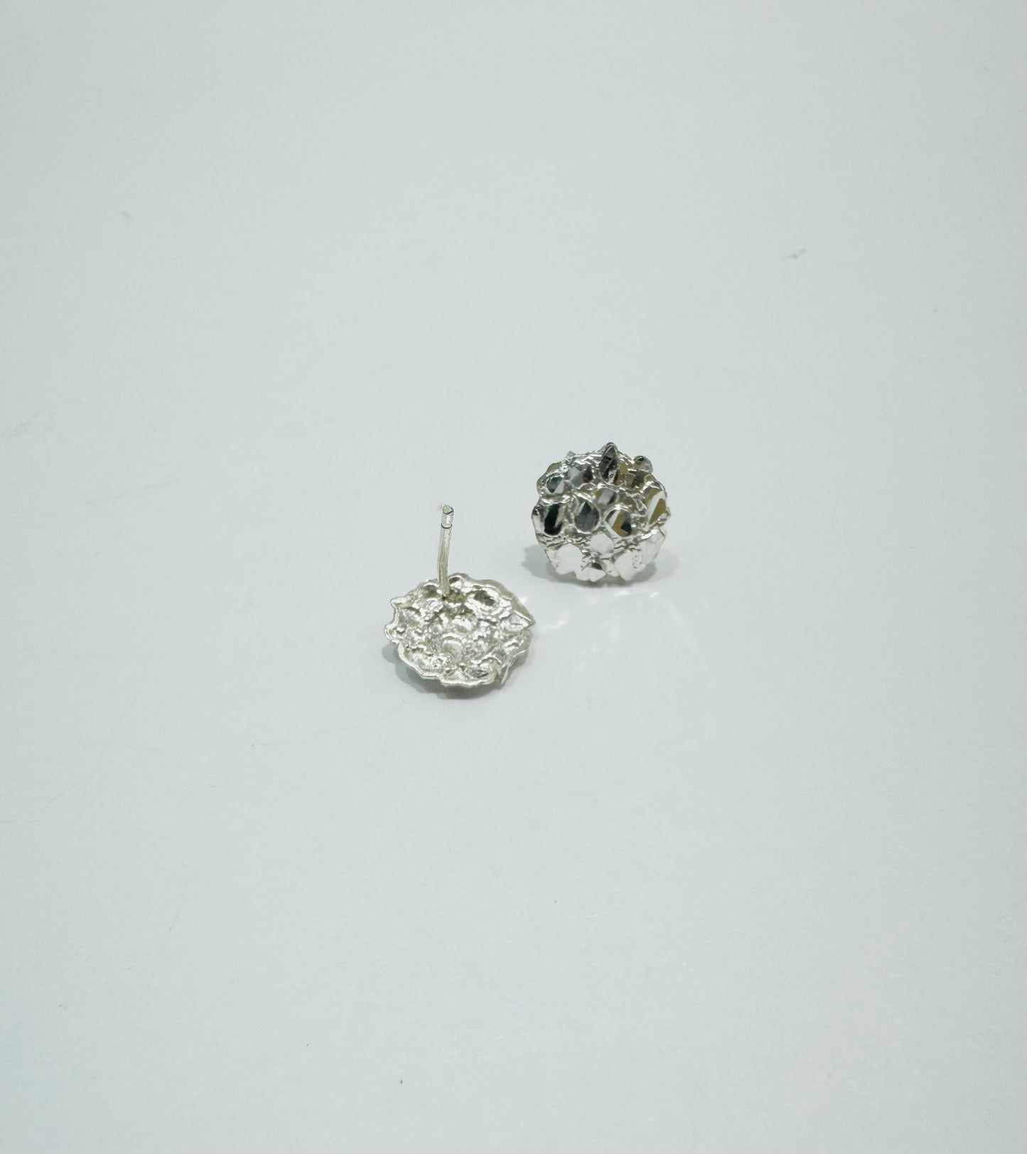 SILVER ROUND NUGGET EARRINGS, WEIGHT: 0.9gm