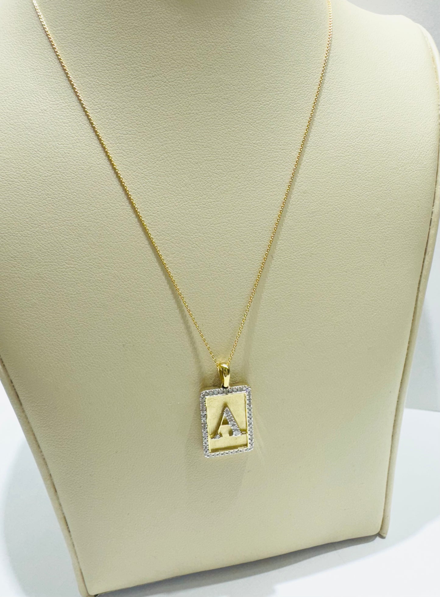 10K GOLD INITIAL “A” LETTER NATURAL DIAMOND PENDANT WITH NECKLACE, 0.25CT
