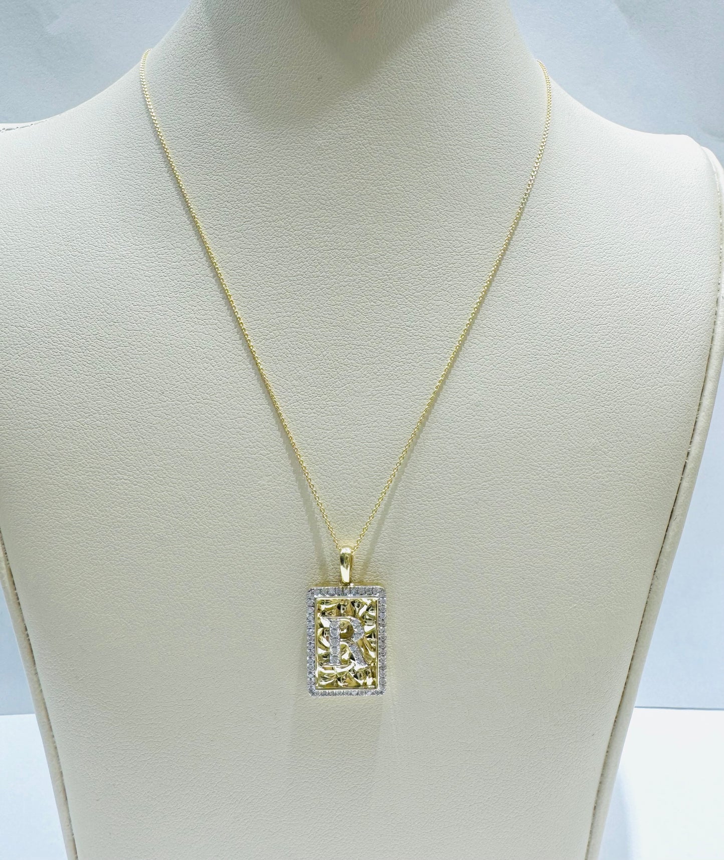 10K GOLD INITIAL “R” LETTER NATURAL DIAMOND PENDANT WITH NECKLACE, 0.25CT