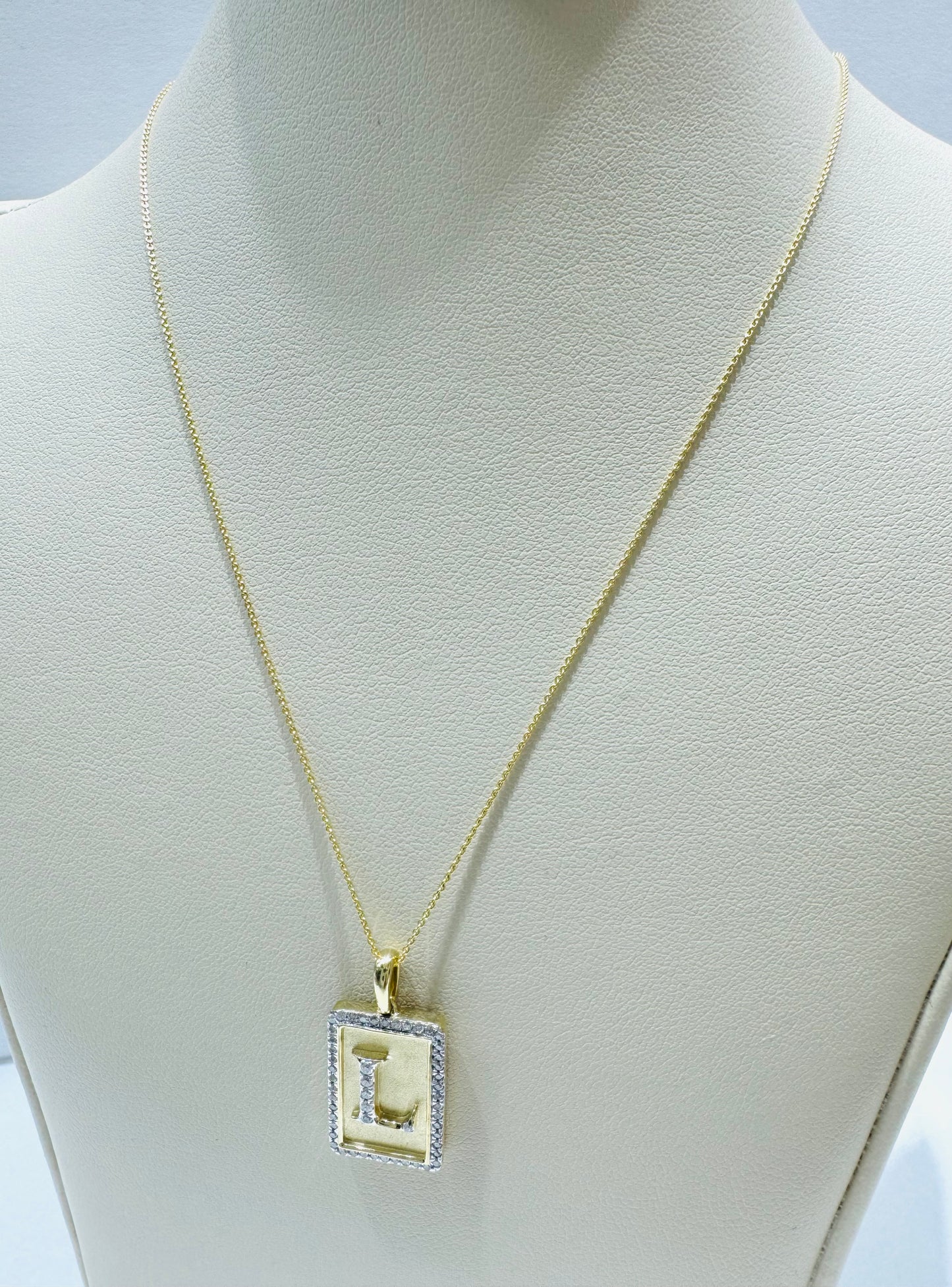 10K GOLD INITIAL “L” LETTER NATURAL DIAMOND PENDANT WITH NECKLACE, 0.25CT