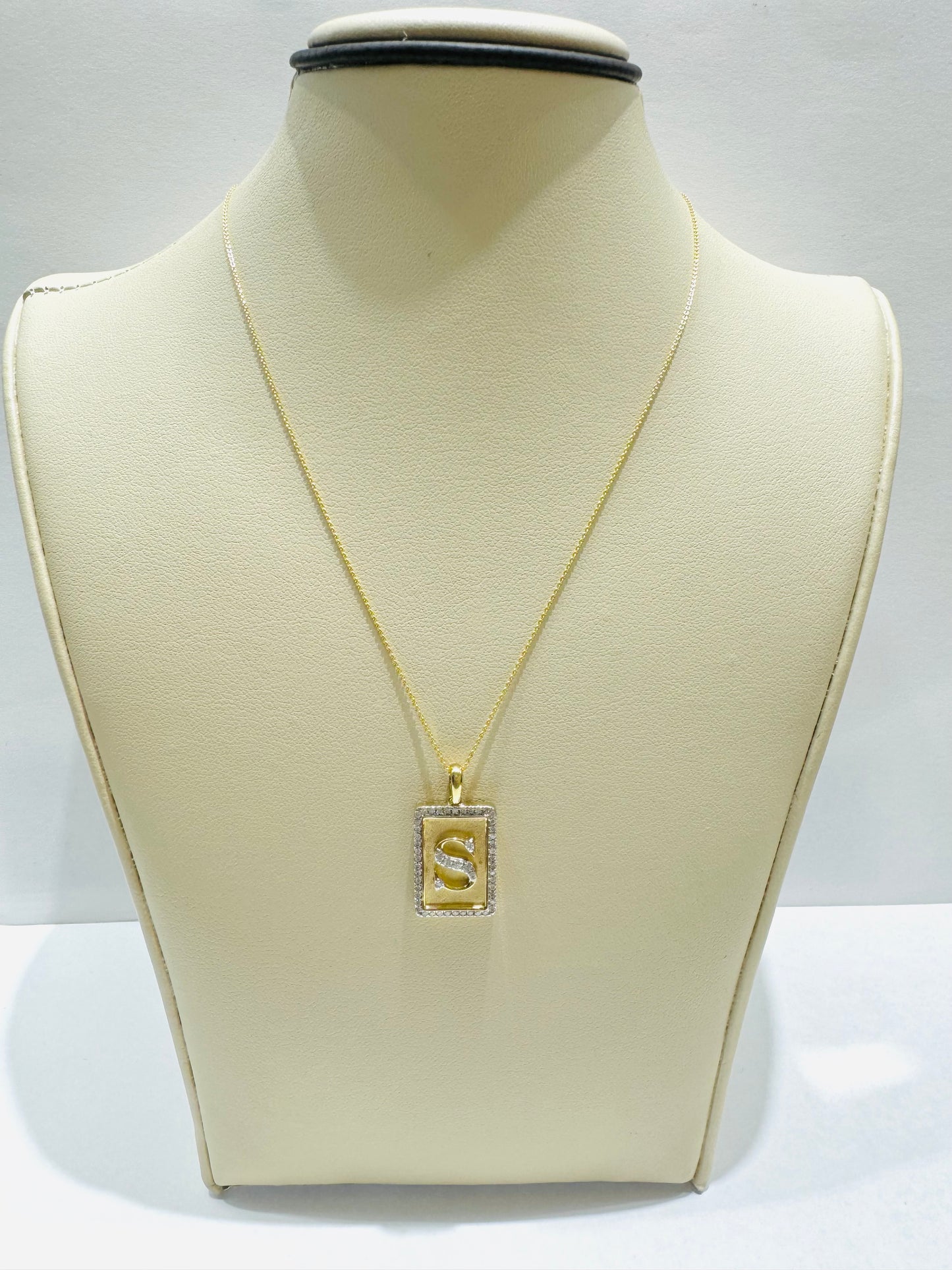 10K GOLD INITIAL “S” LETTER NATURAL DIAMOND PENDANT WITH NECKLACE, 0.25CT