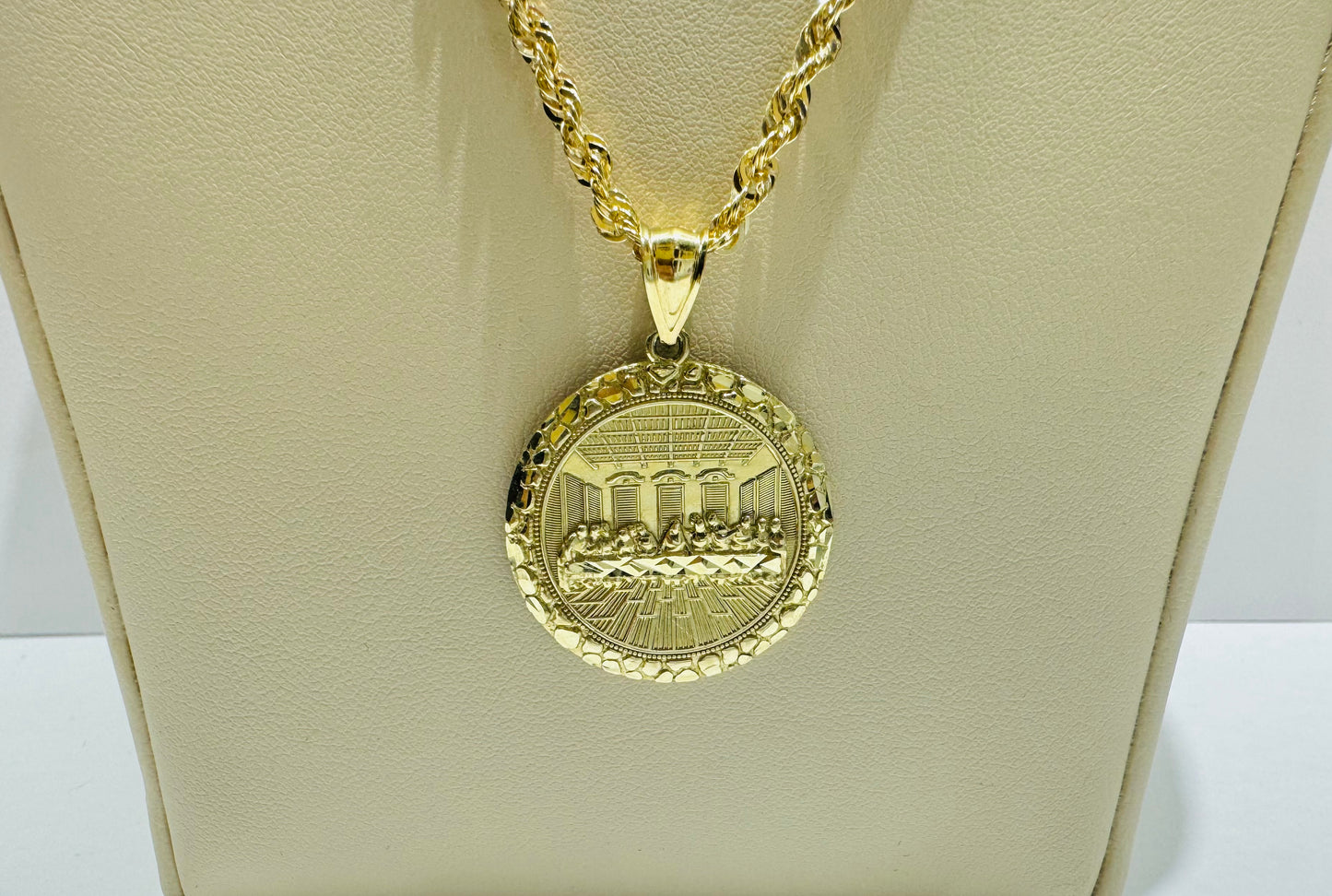 10K GOLD ROPE NECKLACE 22”, WEIGHT: 4.1gm, WIDTH: 2.86mm AND ROUND LASTSUPPER PENDANT, WEIGHT: 3.8gm