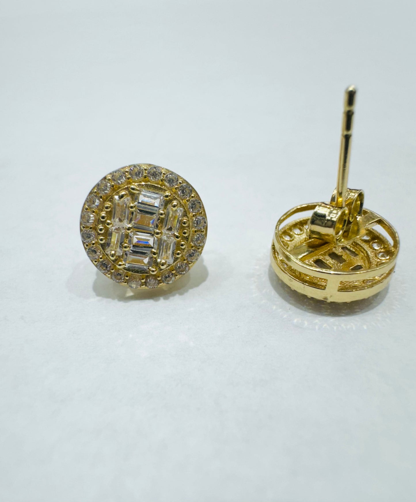 10K GOLD ROUND WHITE SAPPHIRE EARRINGS, WEIGHT: 2.1gm