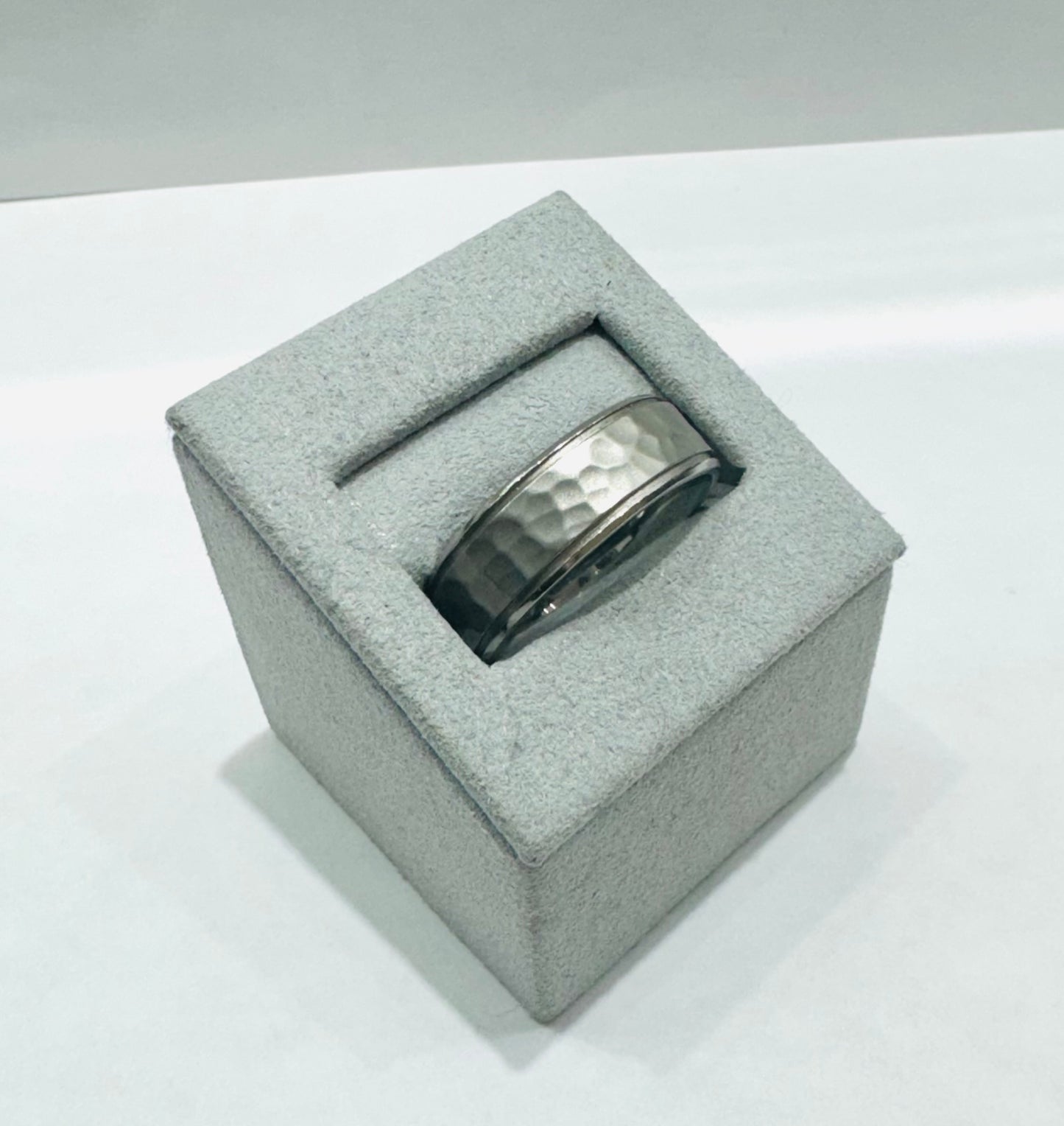 MEN’S TUNGSTEN HAMMERED WEDDING BAND WIDTH: 8mm, SIZE: 11
