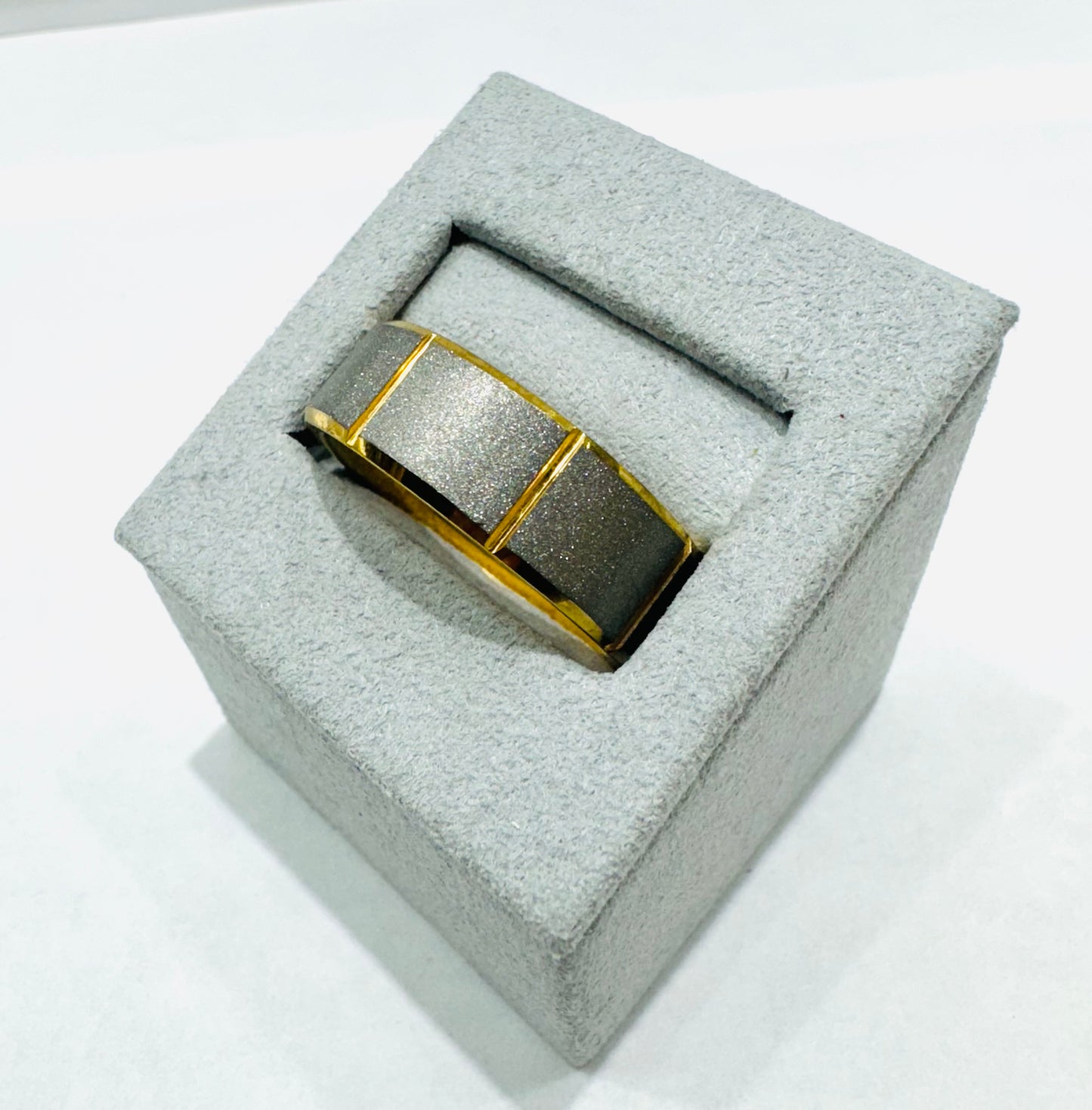 TUNGSTEN CARBIDE MENS WEDDING BAND WITH SANDBLASTED GOLD & SILVER TONE PLATED EDGES, WIDTH: 8mm, SIZE: 12