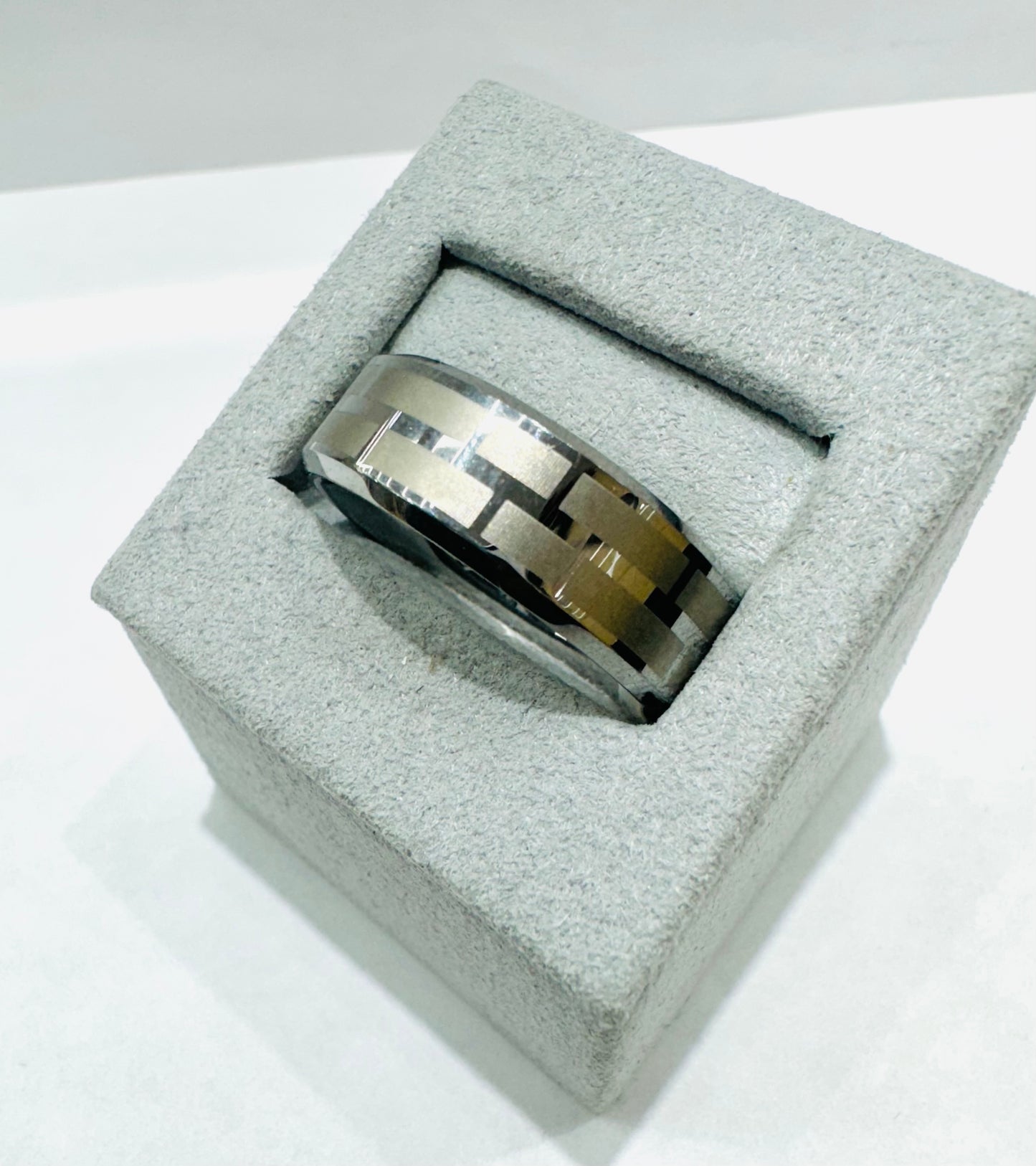 TWO TONED TUNGSTEN CARBIDE MENS WEDDING BAND WITH BRICK PATTERN 7.8mm, SIZE: 11.5