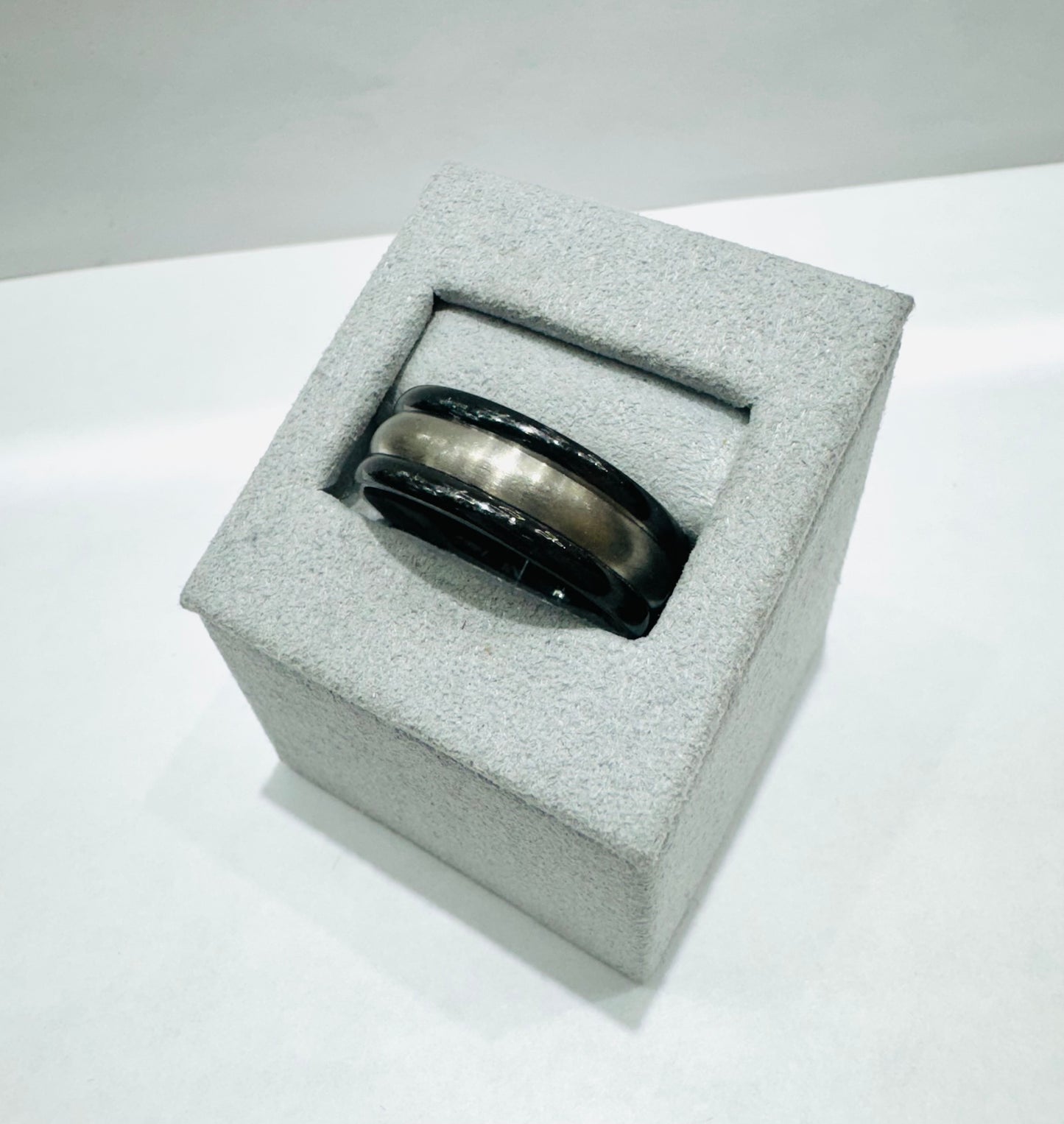 TITANIUM MENS WEDDING BAND WITH BLACK & SILVER FINISH 8mm, SIZE: 11