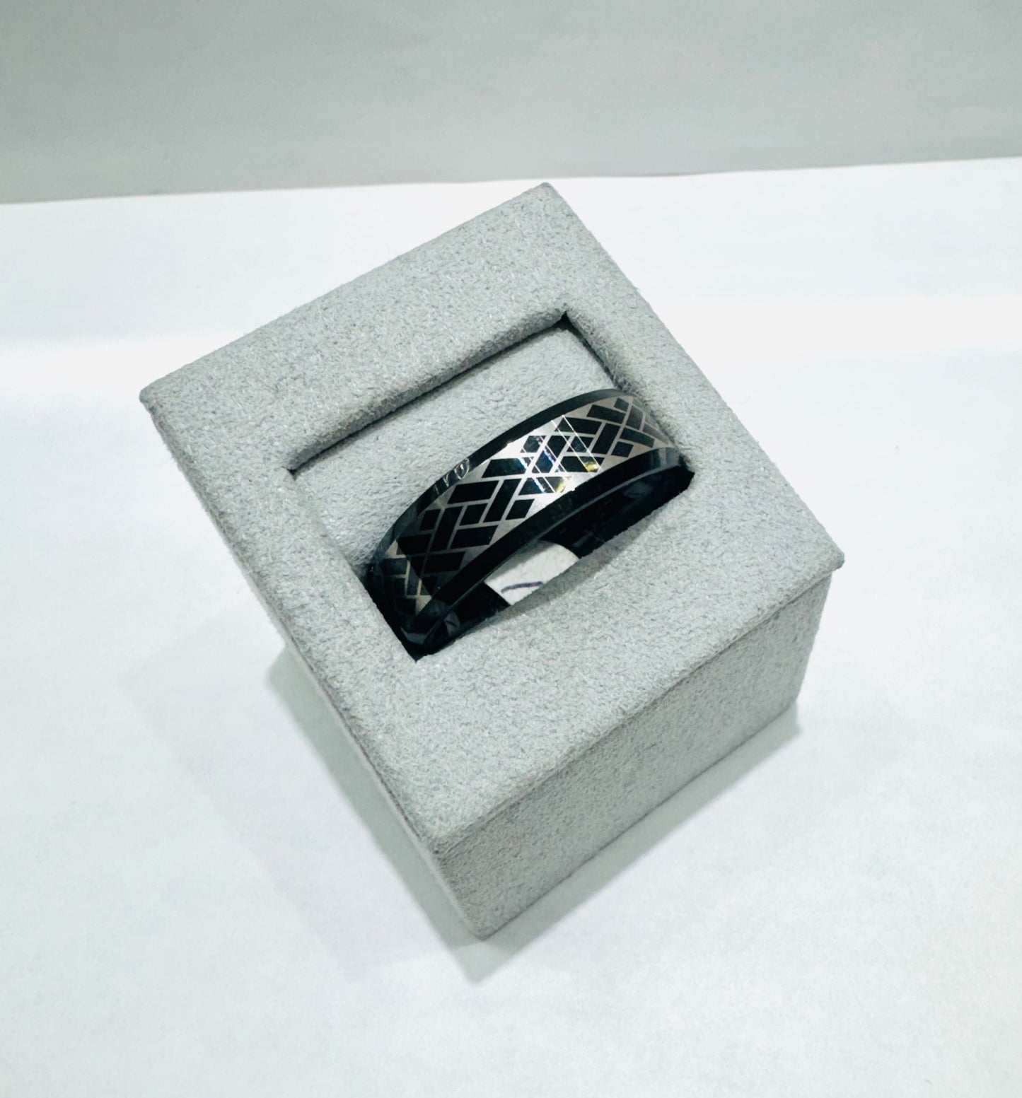 BLACK TUNGSTEN BAND WITH TEXTURED GEOMETRIC PATTERN 8mm, SIZE: 12.5
