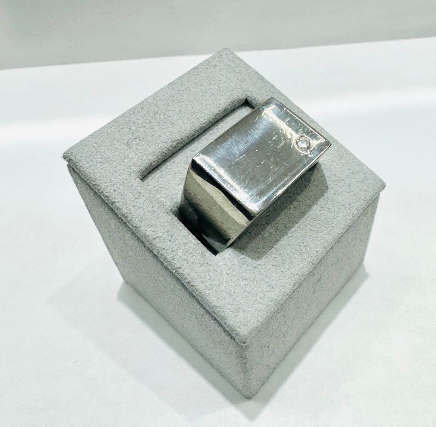 STAINLESS STEEL WEDDING BAND WITH ONE CZ STONE 9mm, SIZE: 10