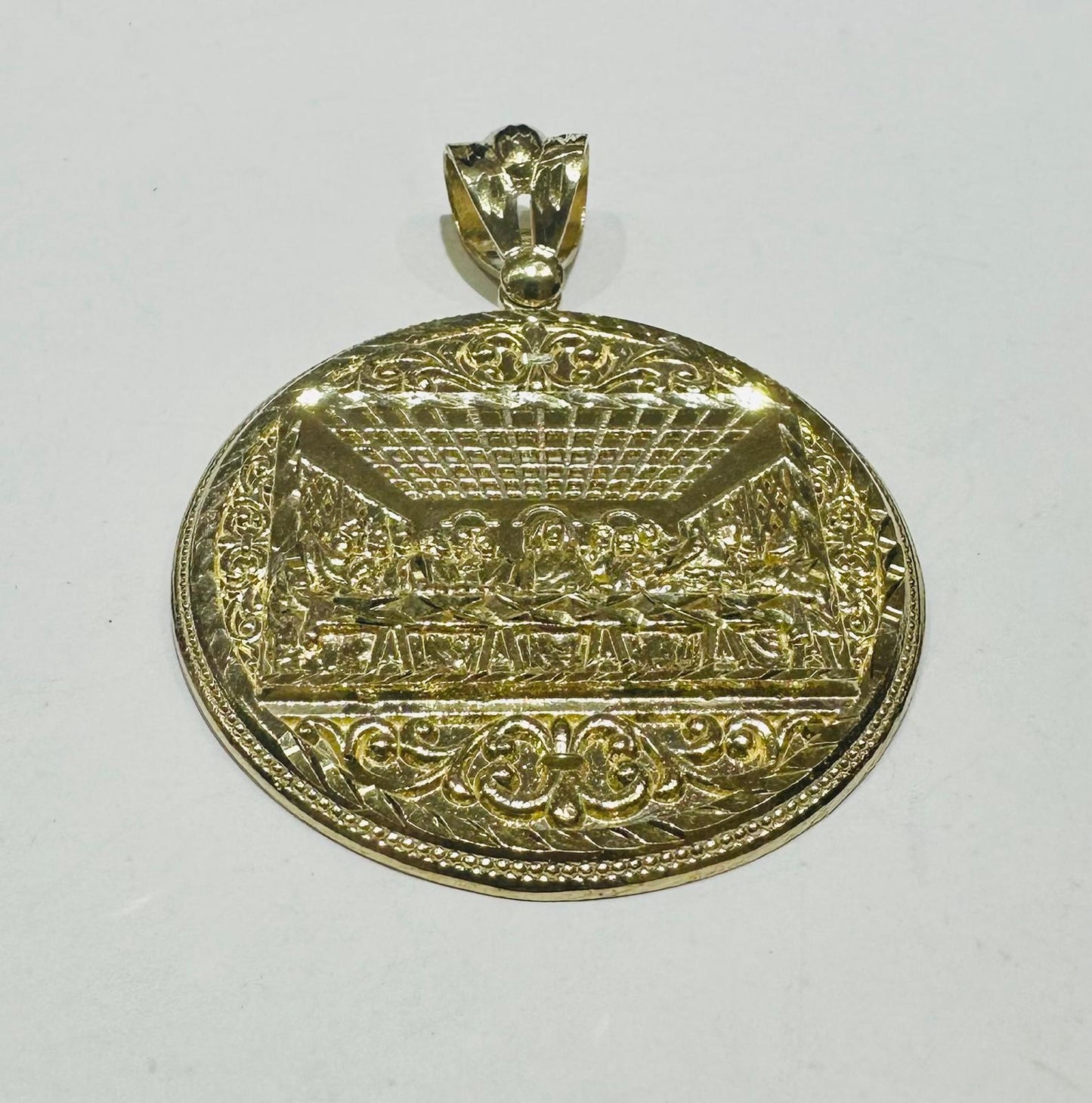 10K GOLD ROUND LAST SUPPER PENDANT, WEIGHT: 5.6gm