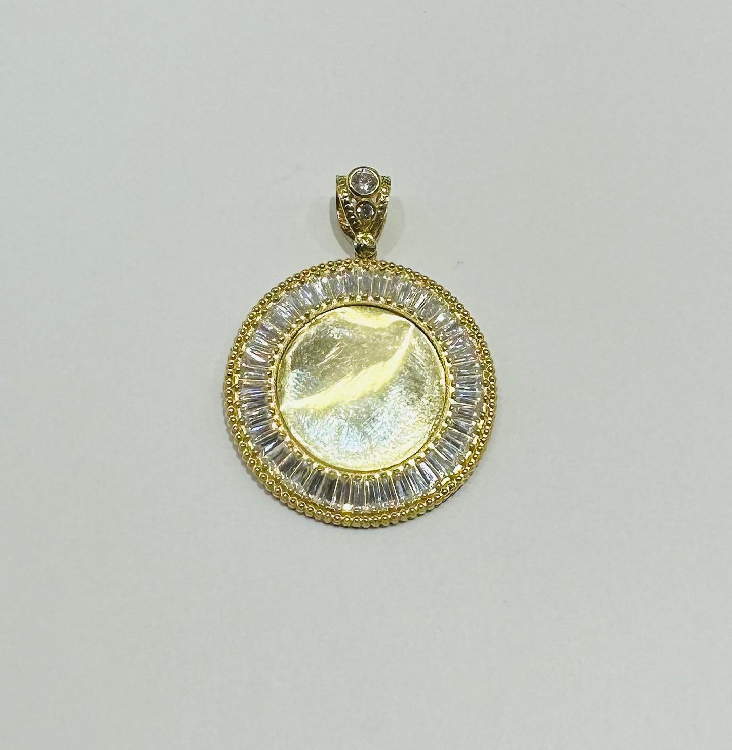 10K GOLD ROUND MEMORY PENDANT, WEIGHT: 9.6gm