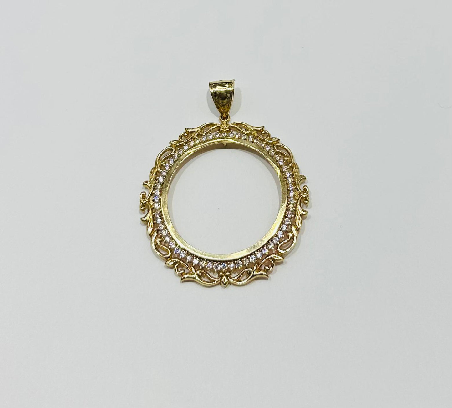 10K GOLD ROUND MEMORY PENDANT WITH CZ DIAMOND, WEIGHT: 13.3gm