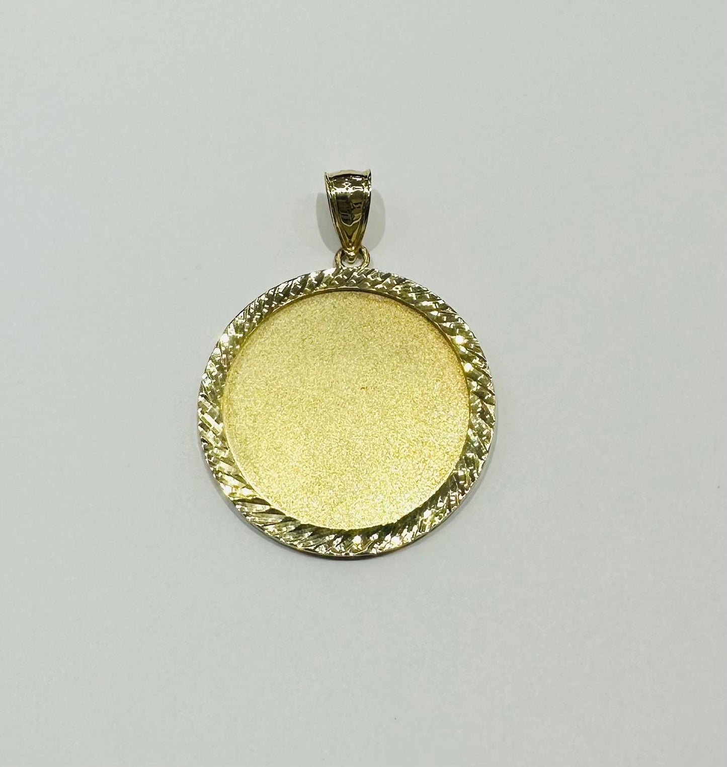 10K GOLD ROUND MEMORY PENDANT, WEIGHT: 9.8gm