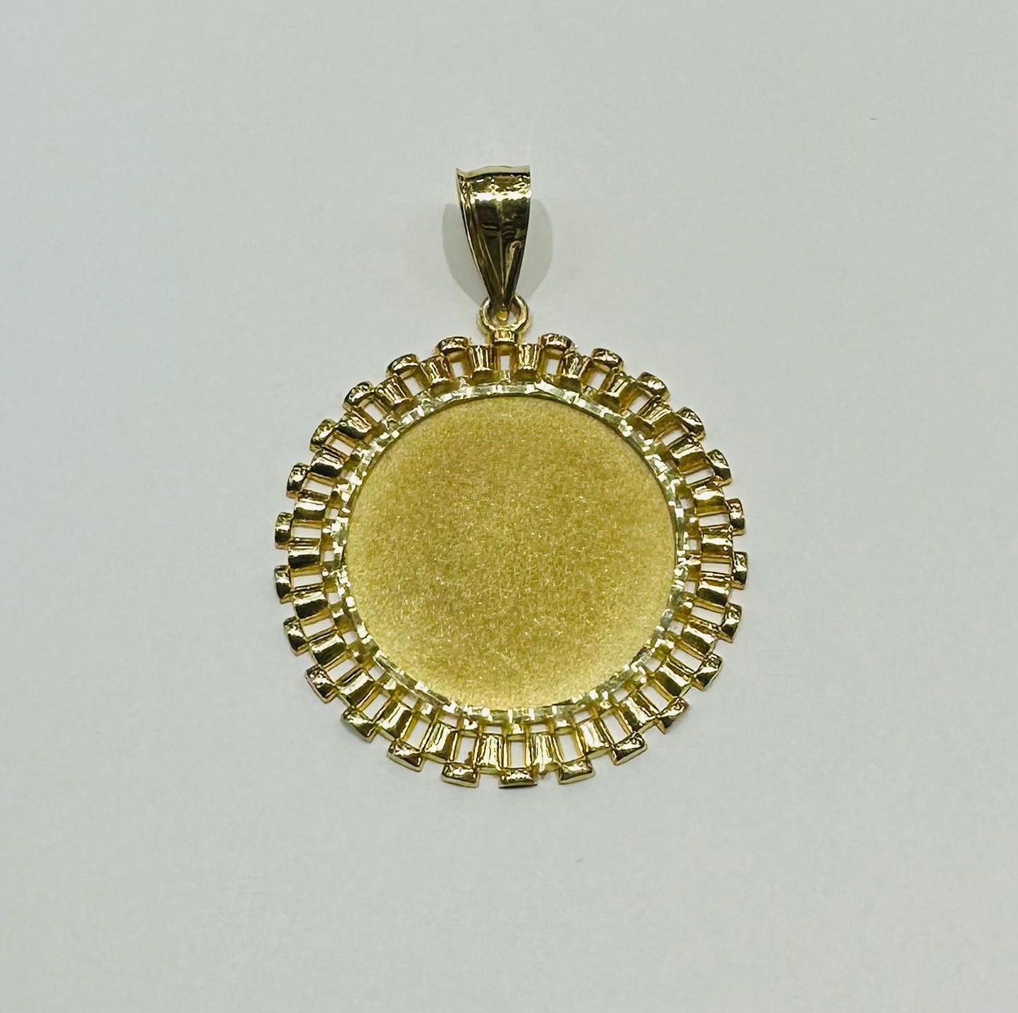 10K GOLD MEMORY PENDANT, WEIGHT: 11.4gm