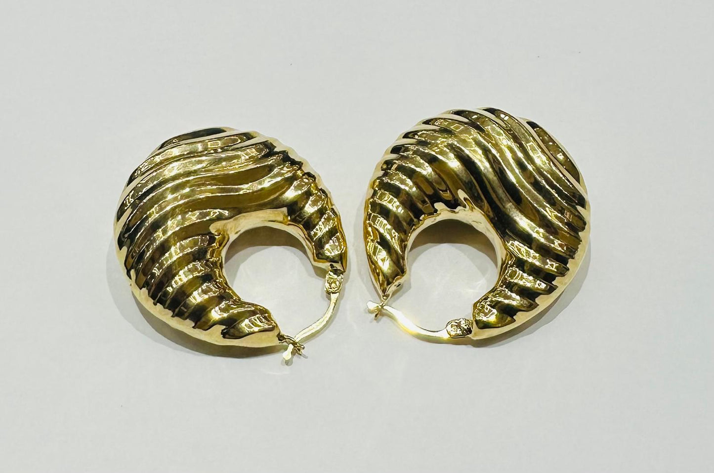 10K YELLOW GOLD SHRIMP HOOP EARRINGS, WEIGHT: 8.9gm