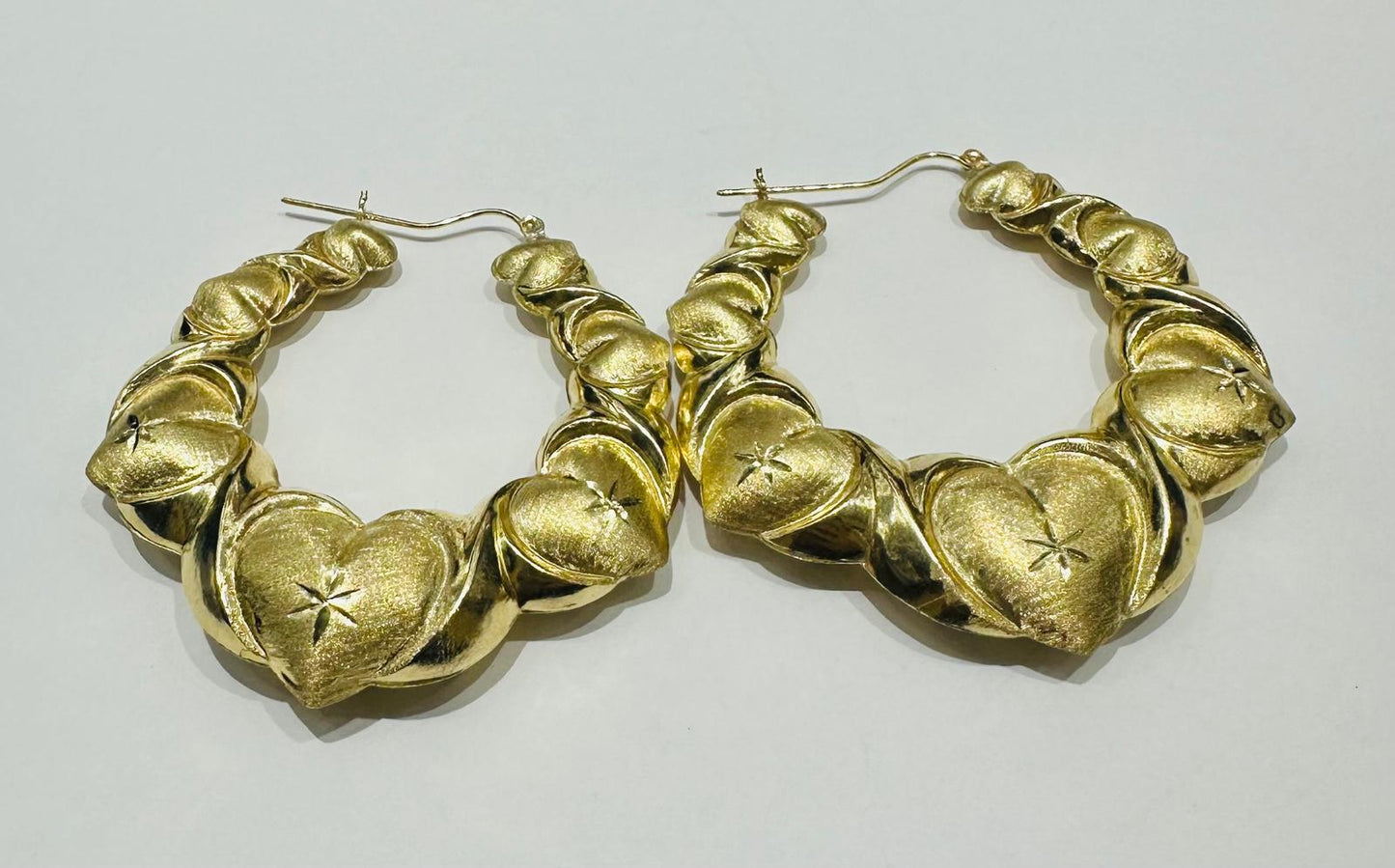 10K YELLOW GOLD ROUND HEART SHAPED HOOP EARRINGS, WEIGHT: 13.1gm