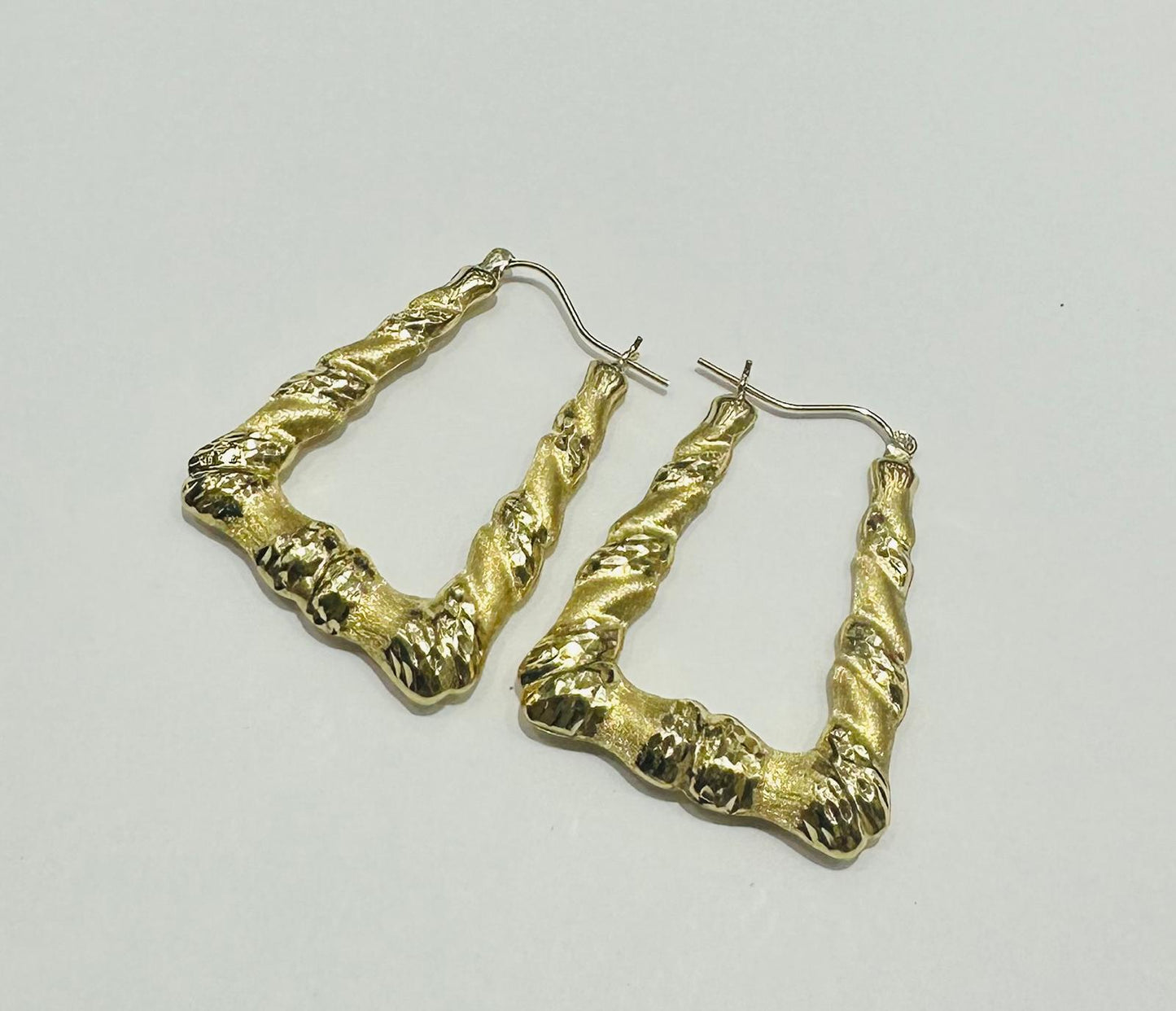 10K GOLD TRIANGLE HOOP EARRINGS, WEIGHT: 4.3gm